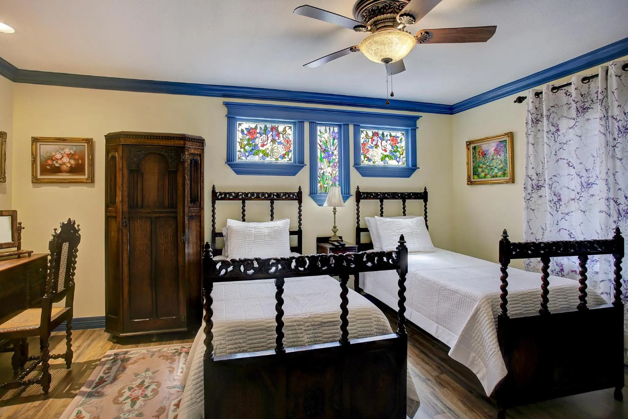 Bed in Sara's Inn on the Boulevard