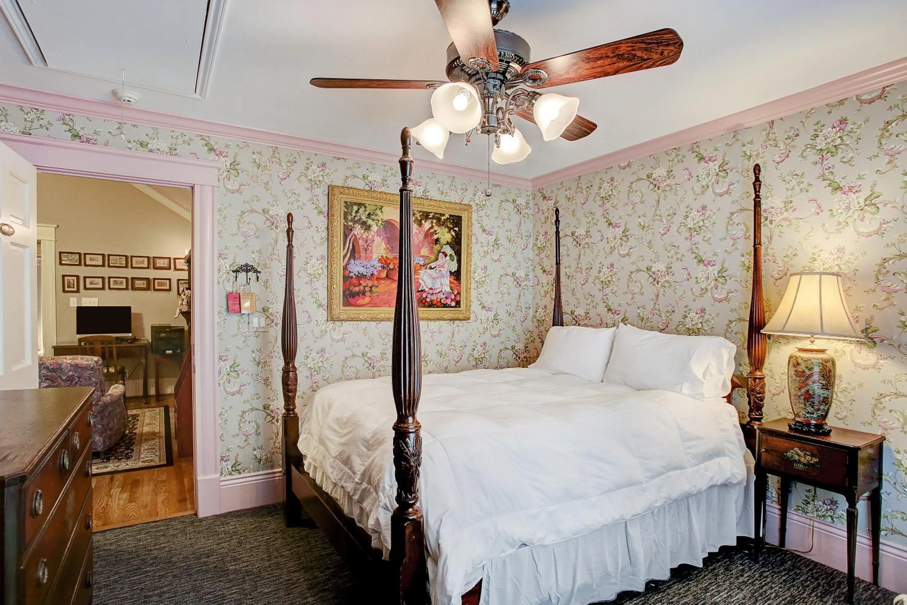 Bed in Sara's Inn on the Boulevard