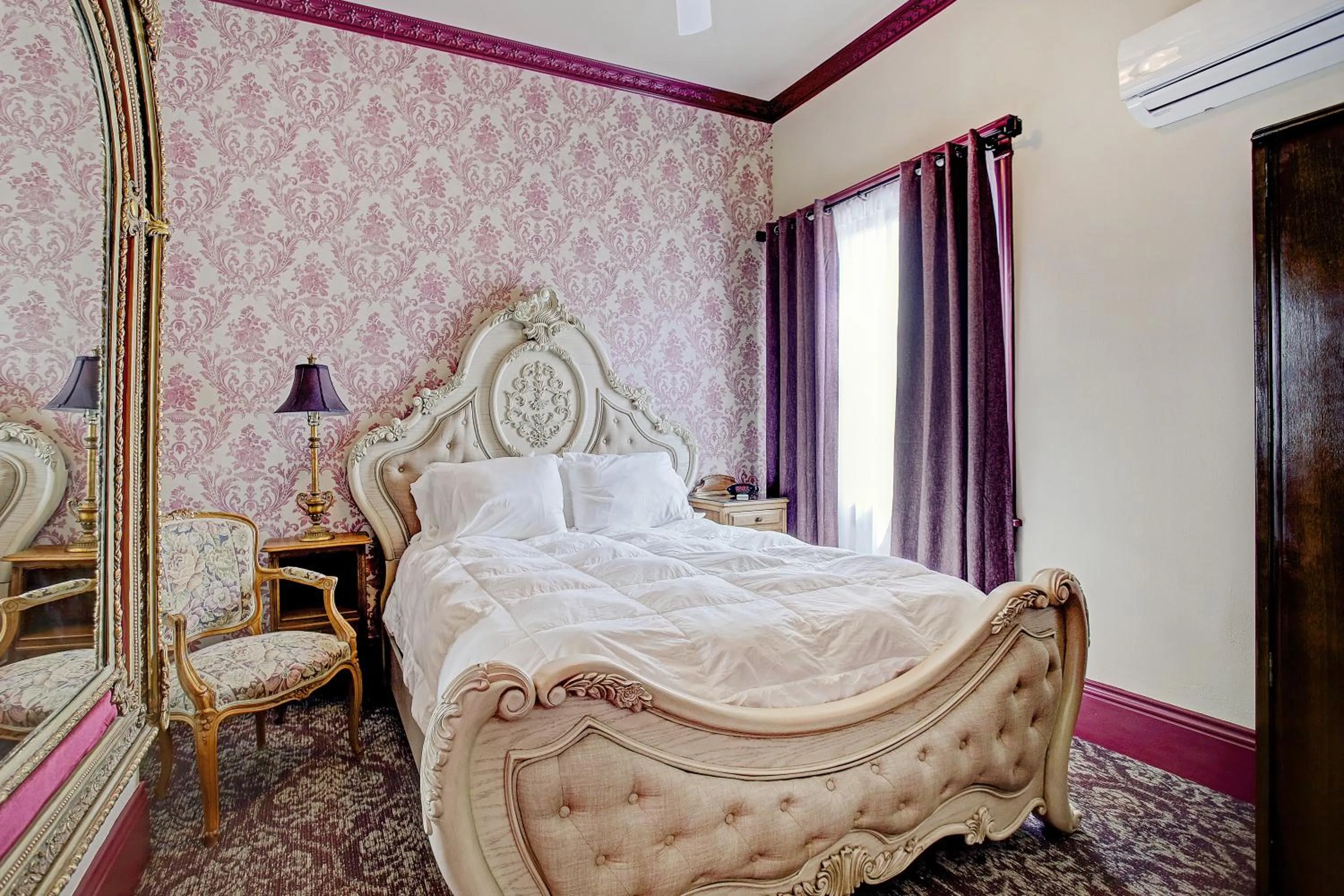 Bed in Sara's Inn on the Boulevard