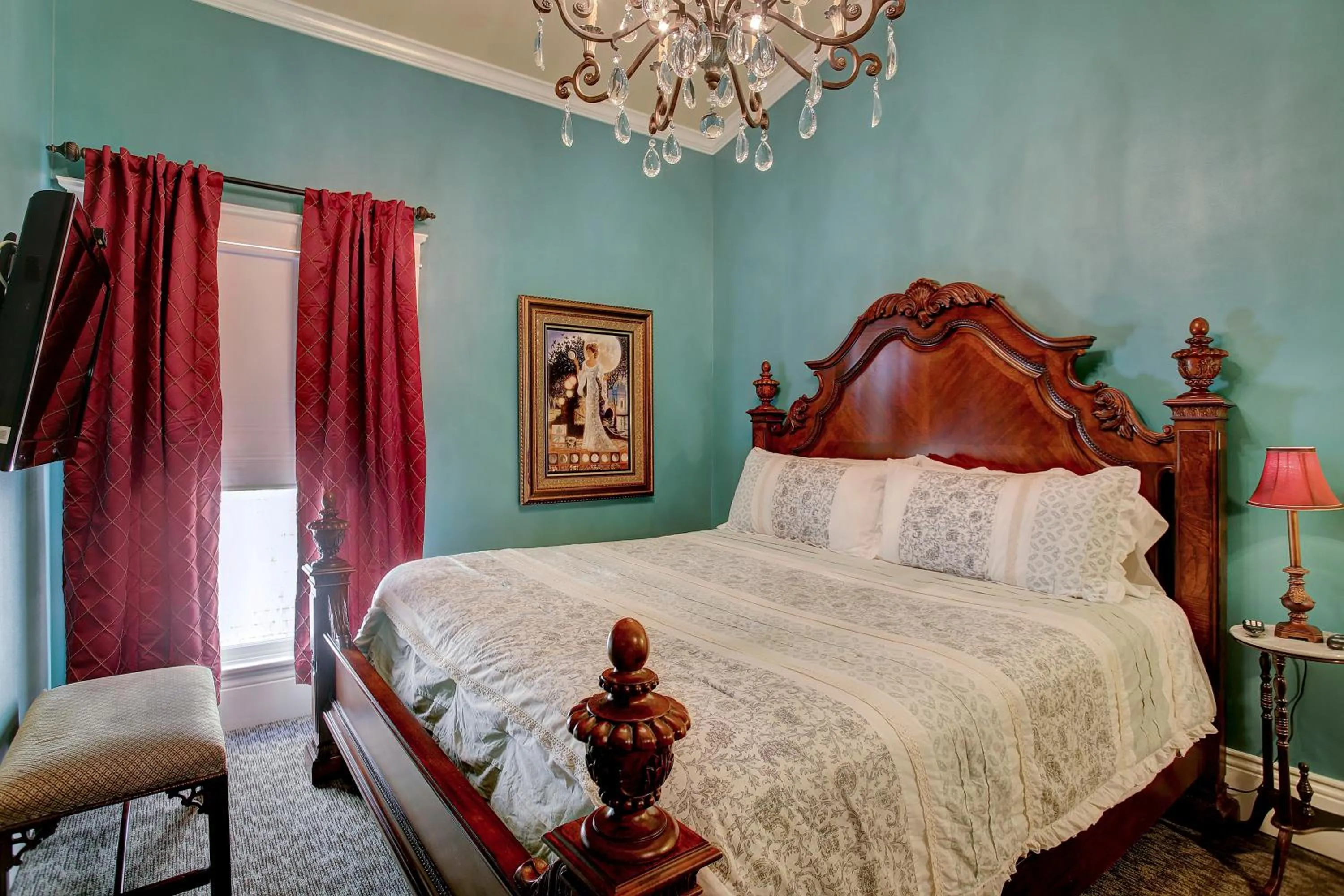 Bed in Sara's Inn on the Boulevard