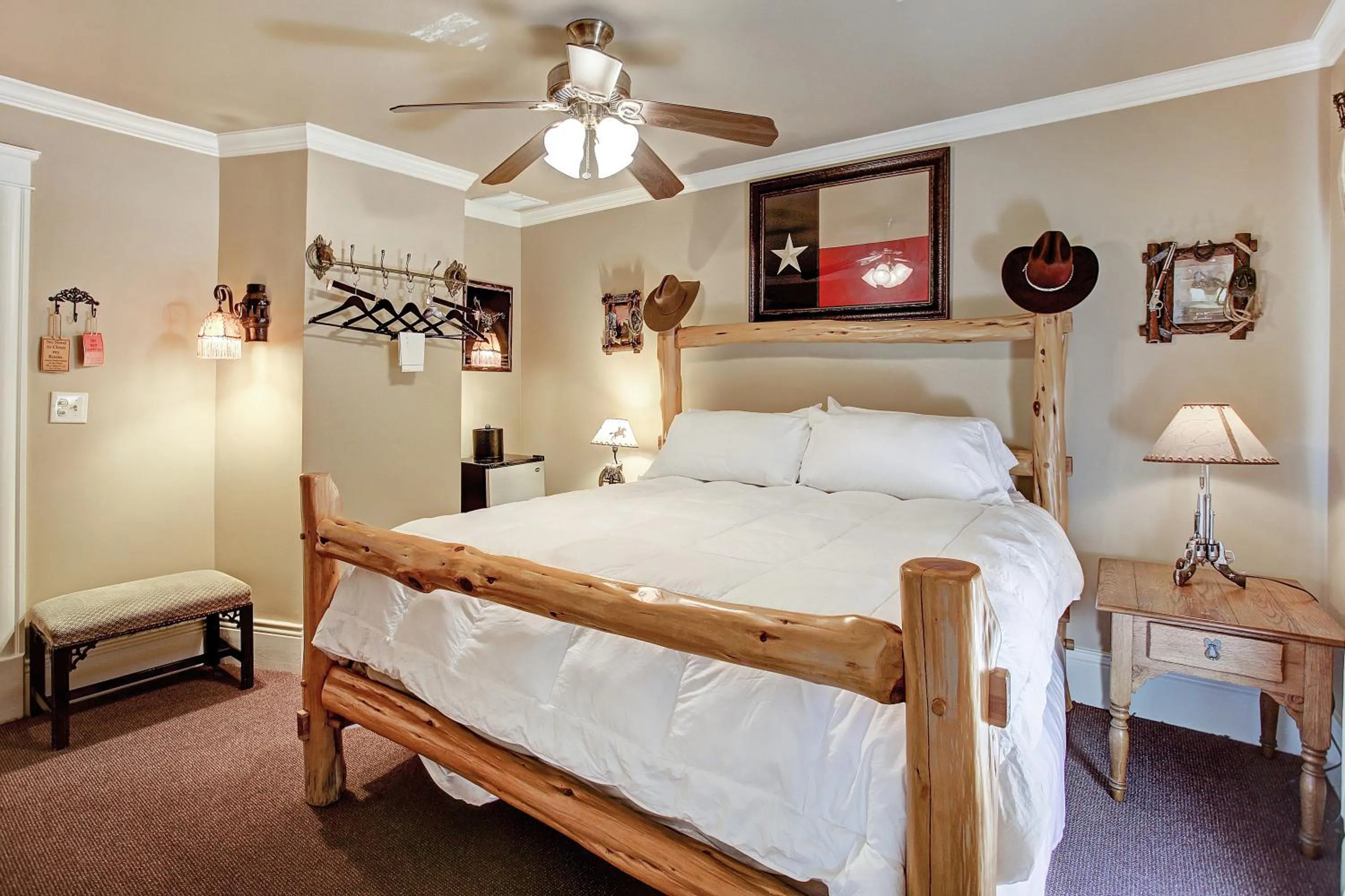 Bed in Sara's Inn on the Boulevard