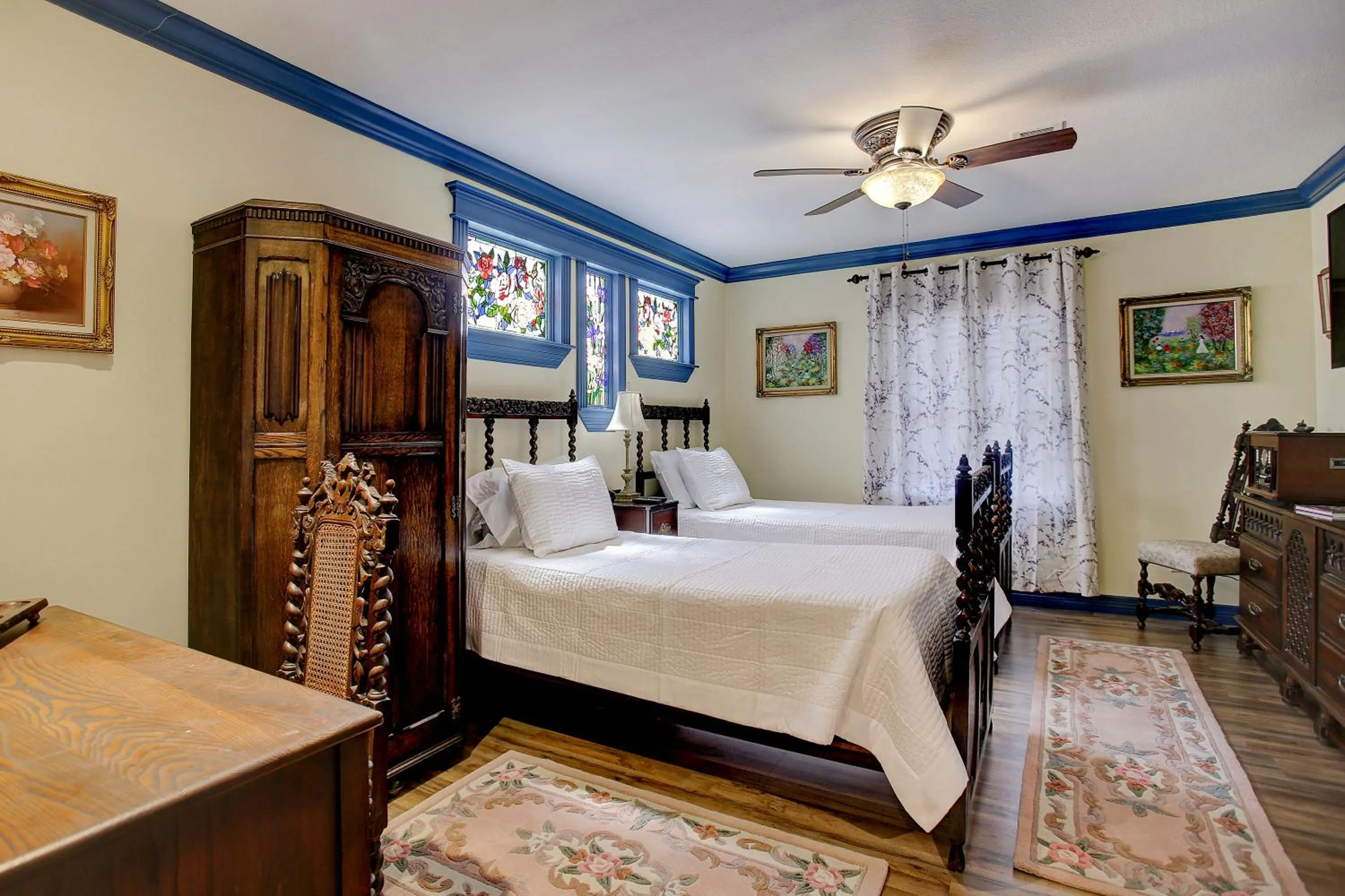 Bed in Sara's Inn on the Boulevard