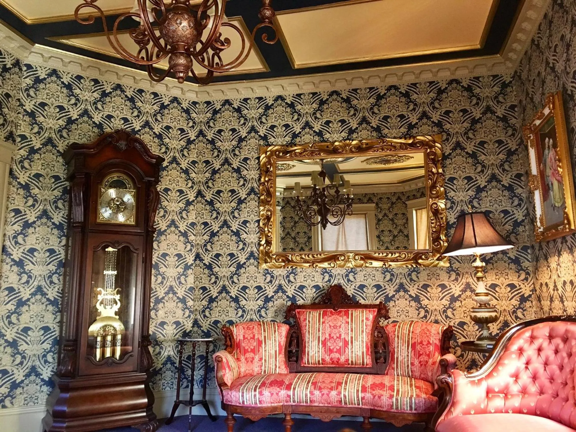 Communal lounge/ TV room in Sara's Inn on the Boulevard