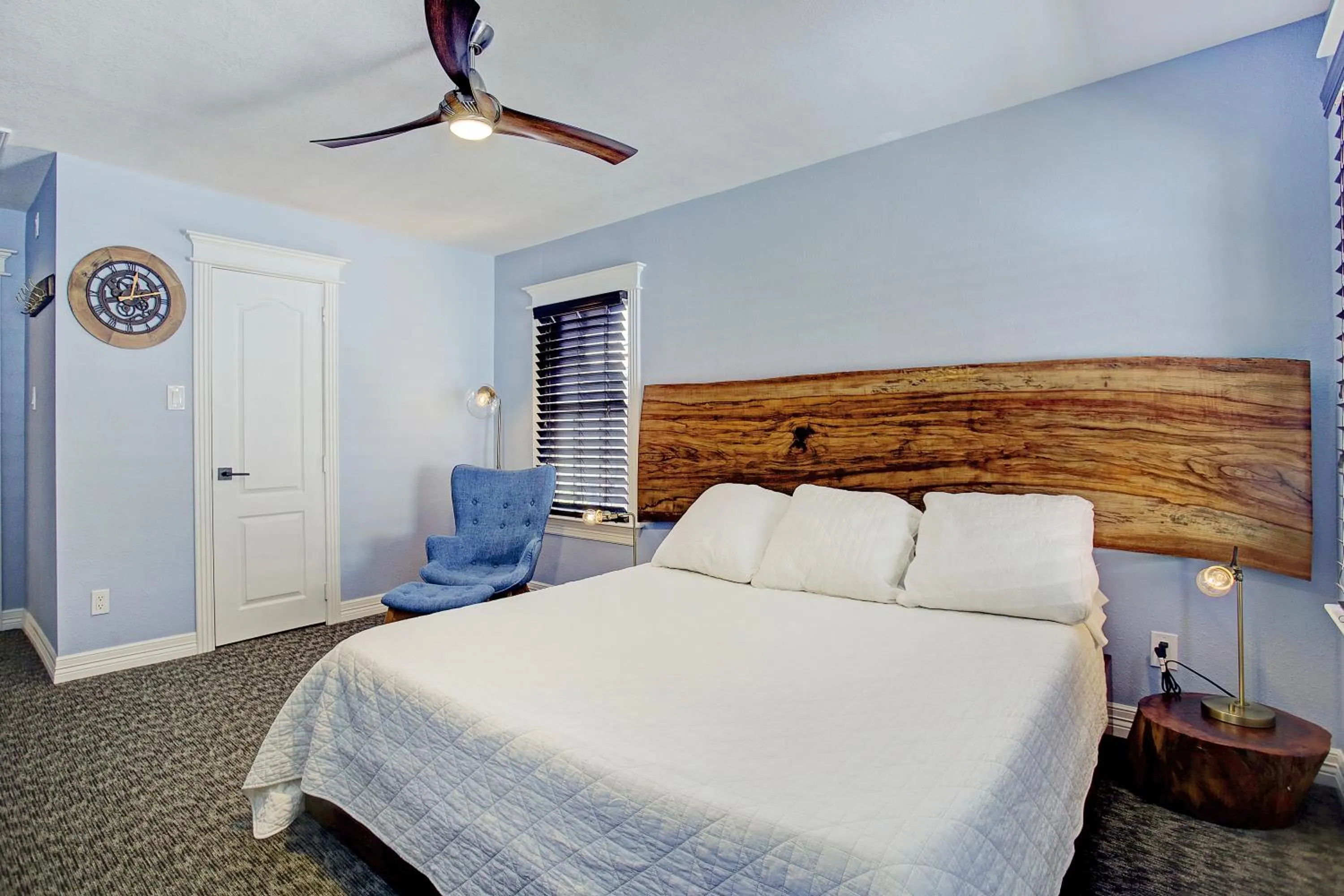 Bed in Sara's Inn on the Boulevard