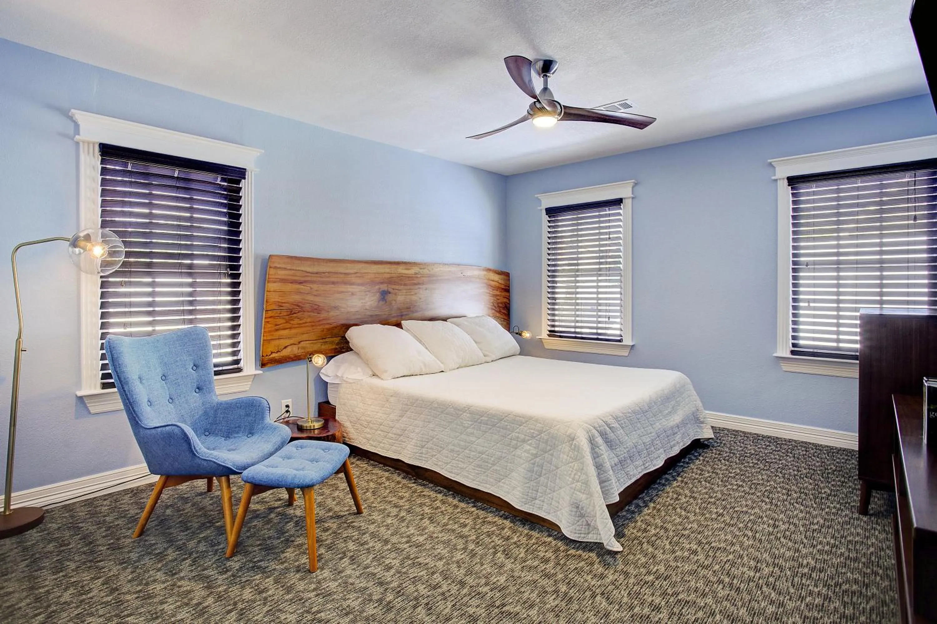 Bed in Sara's Inn on the Boulevard