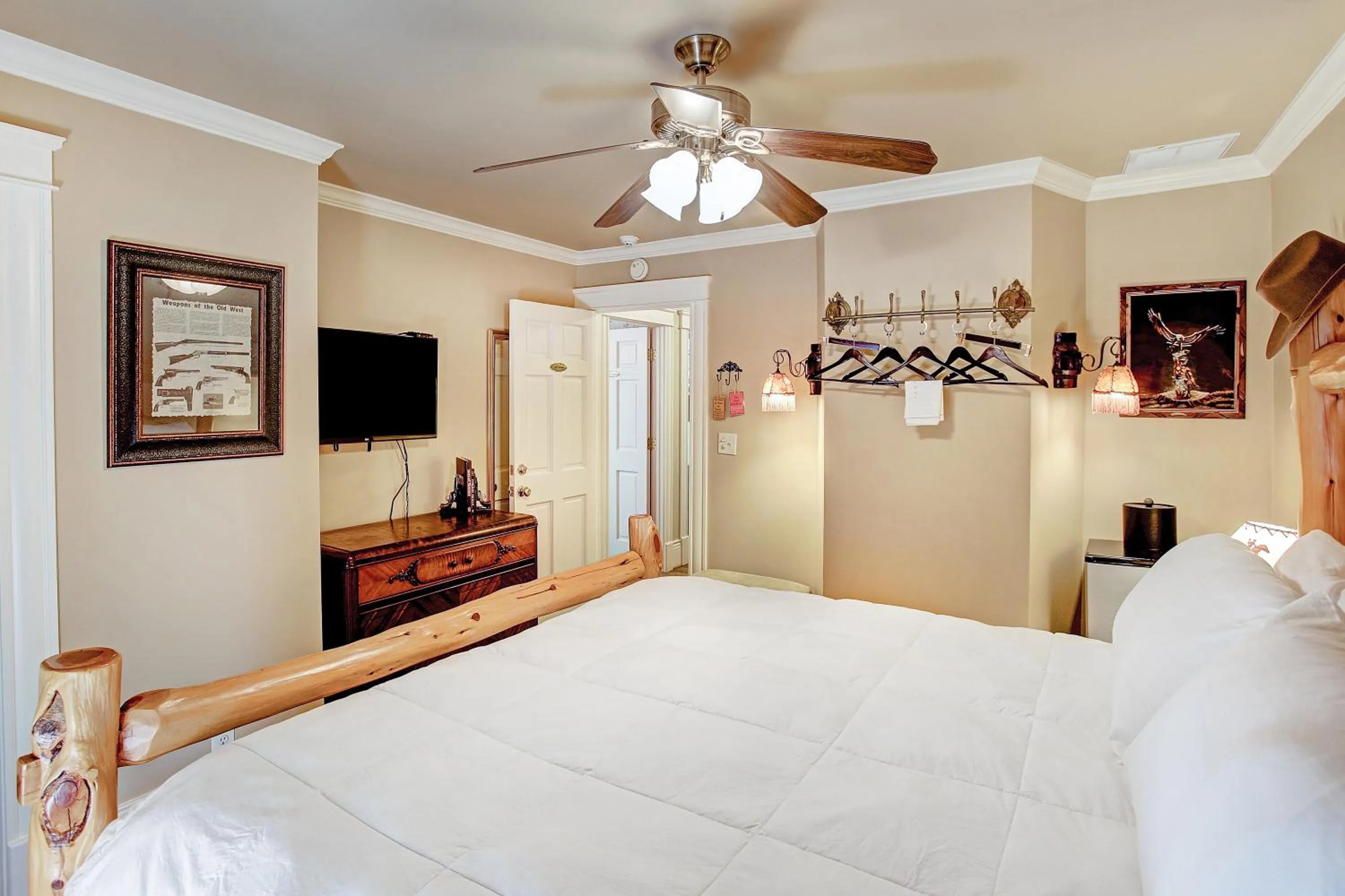 Bed in Sara's Inn on the Boulevard