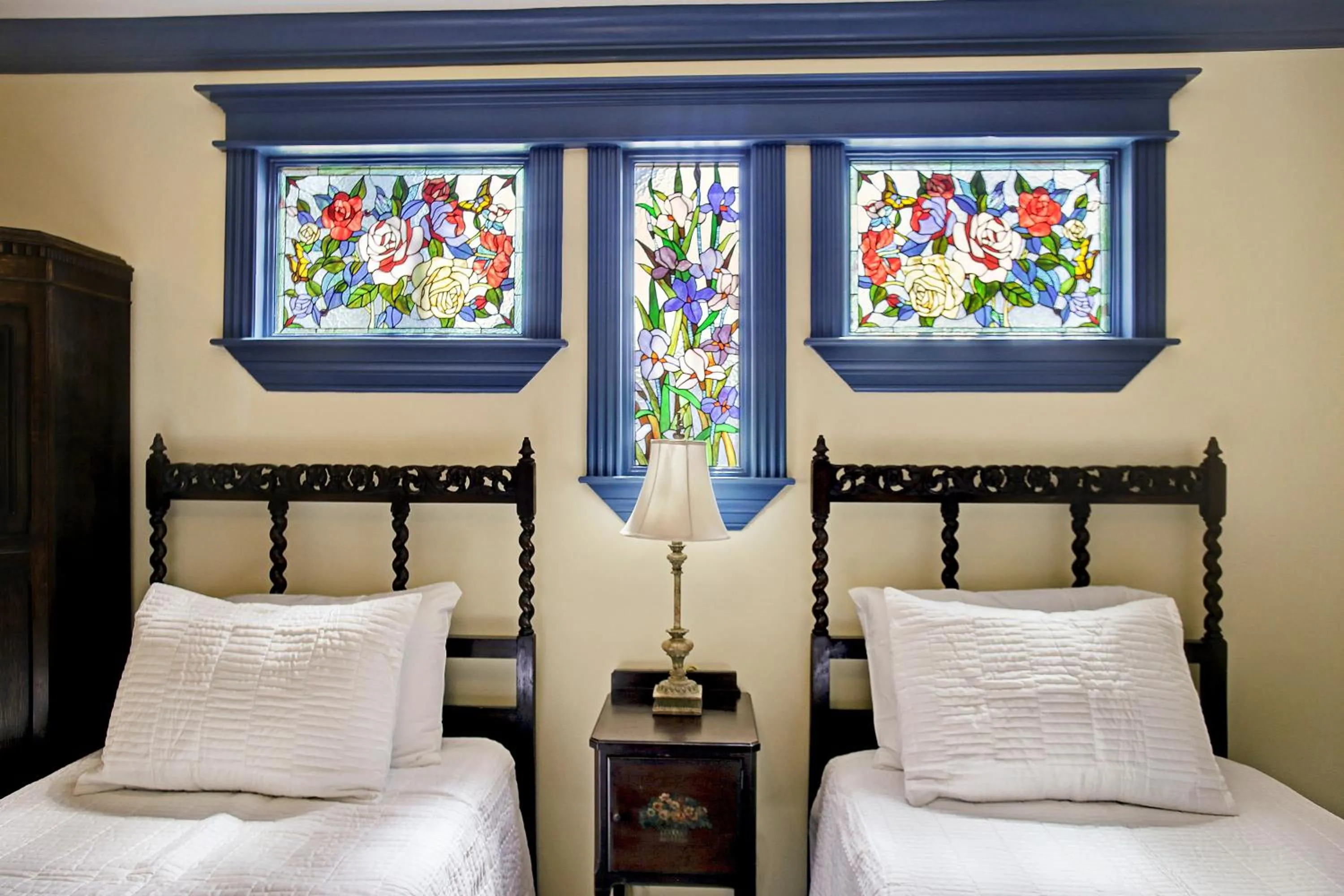 Bed in Sara's Inn on the Boulevard