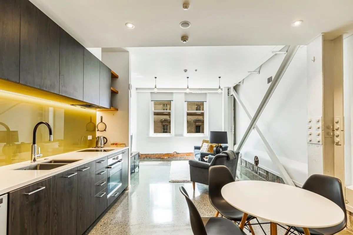 Contemporary 1BR Queen St Retreat by Zodiak Stays
