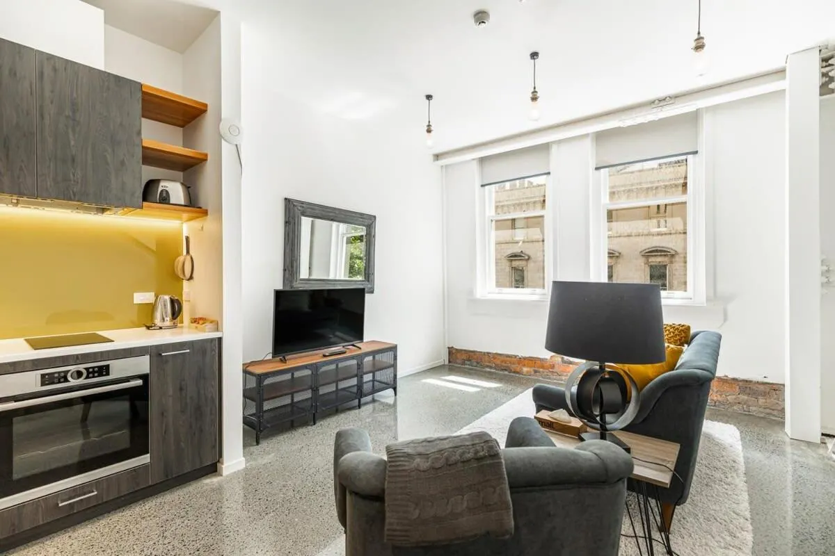 Contemporary 1BR Queen St Retreat by Zodiak Stays