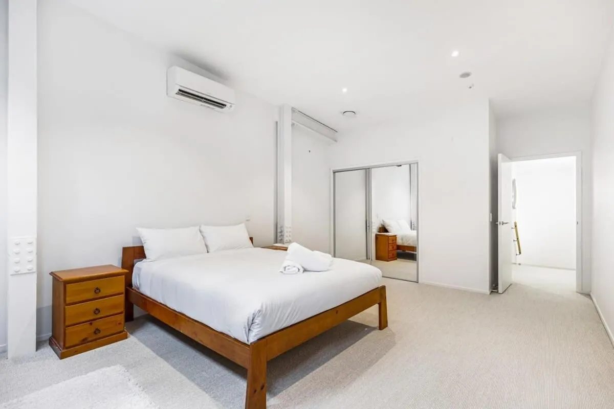 Contemporary 1BR Queen St Retreat by Zodiak Stays