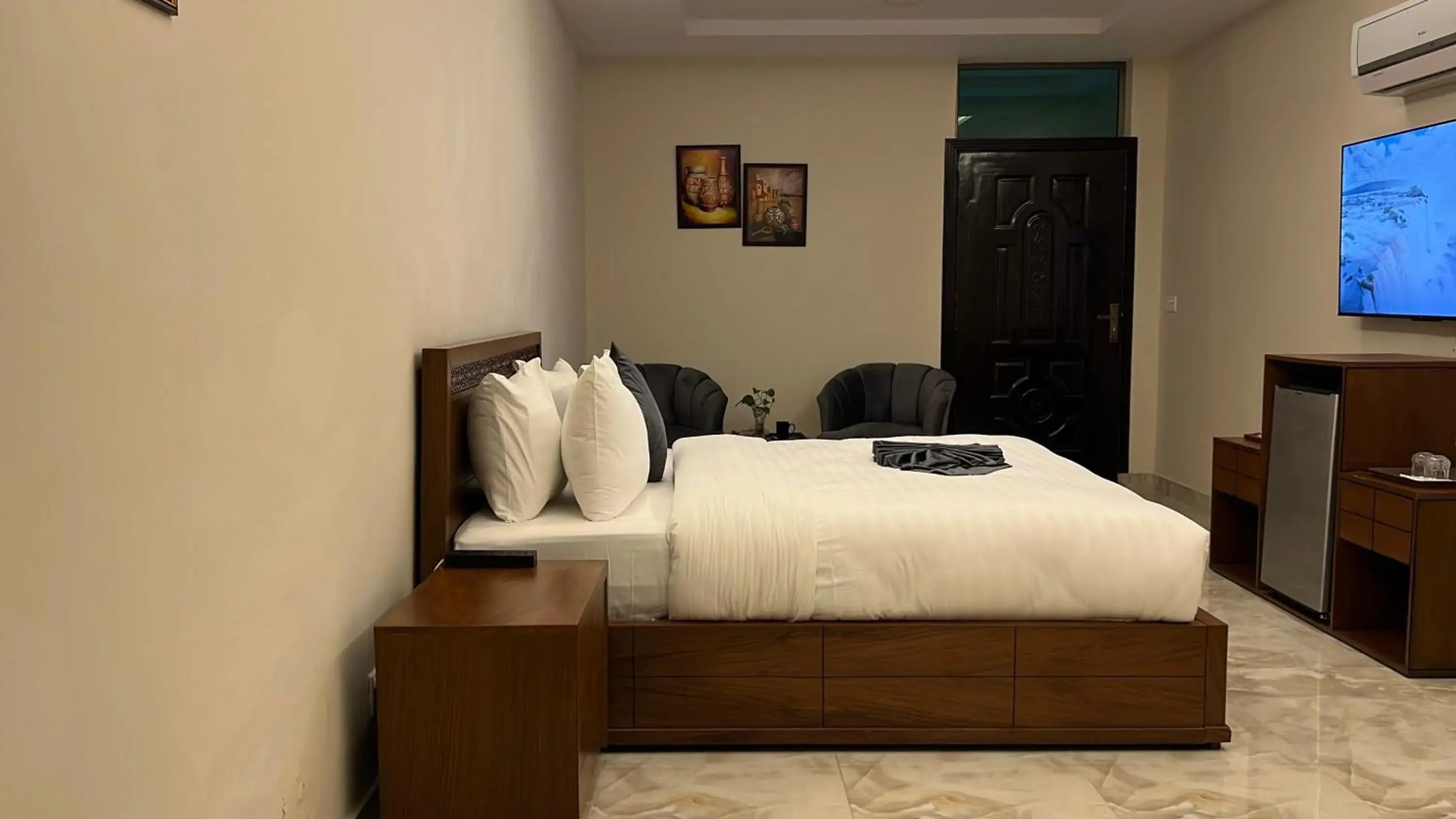 Photo of the whole room, Bed in Burj Ul Zaki Photo of the whole room, Bed in Burj Ul Zaki