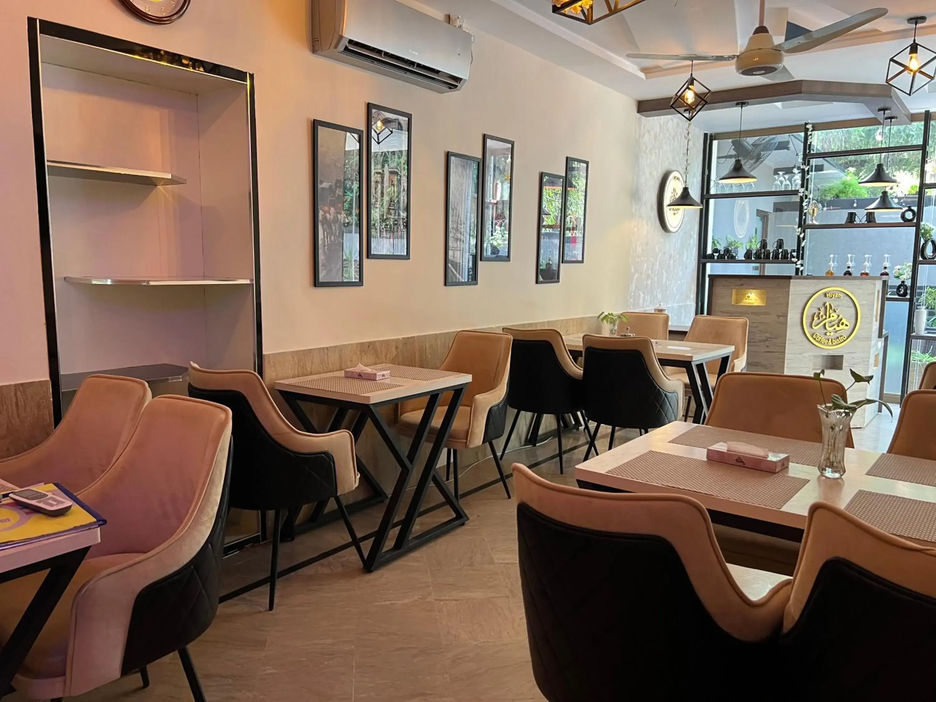 Restaurant/places to eat in Burj Ul Zaki Restaurant/places to eat in Burj Ul Zaki