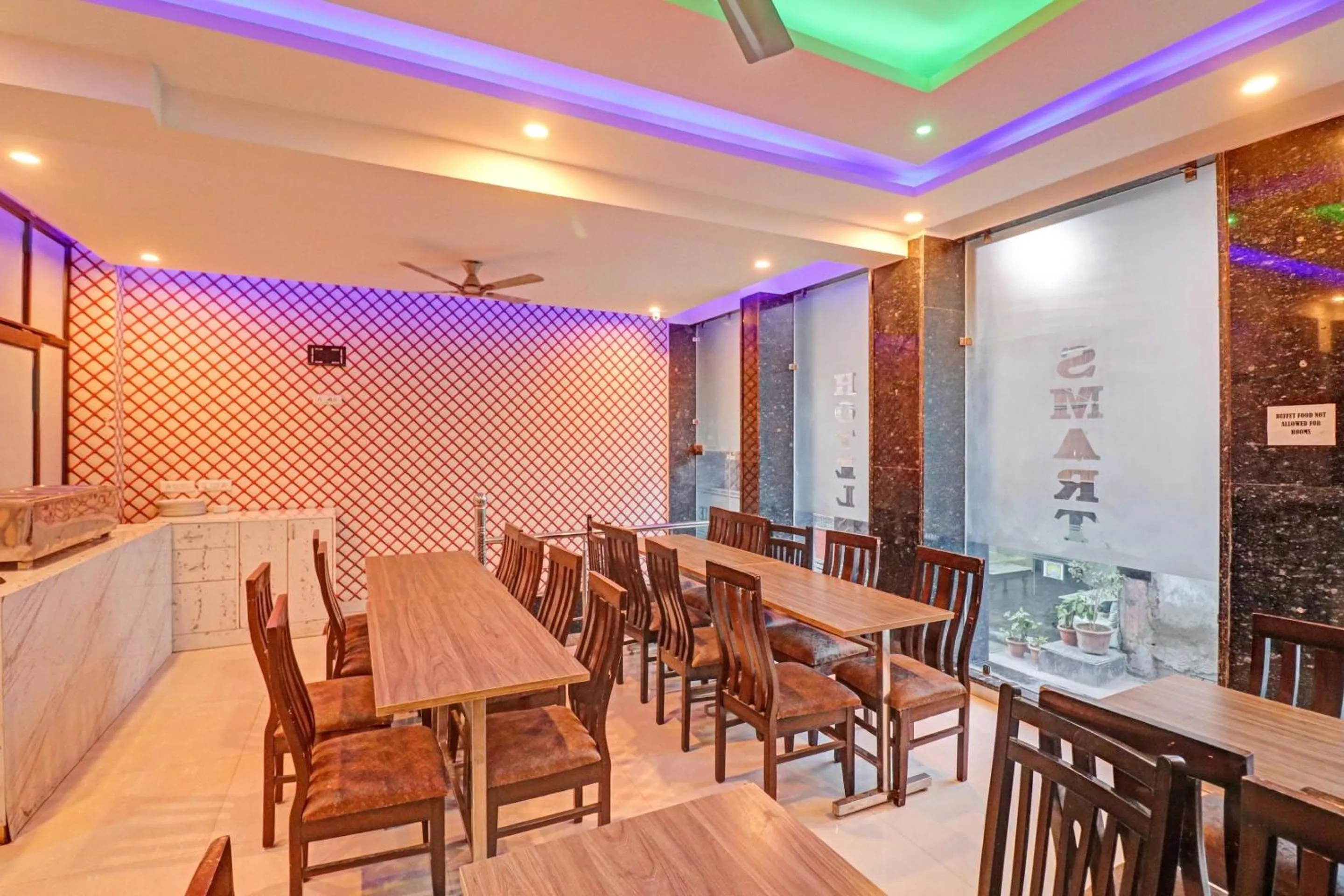 Restaurant/places to eat in OYO 84125 Hotel Tark Inn