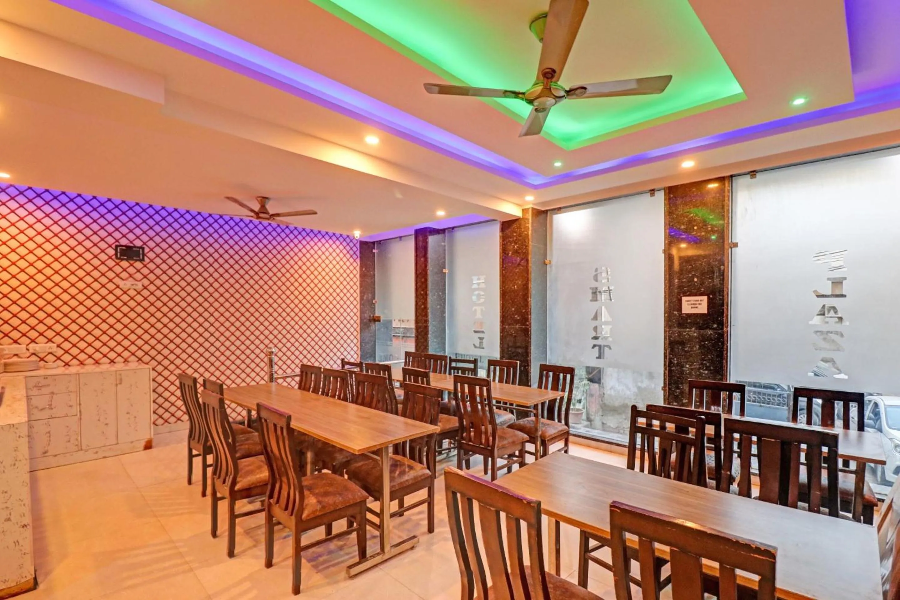 Restaurant/places to eat in OYO 84125 Hotel Tark Inn