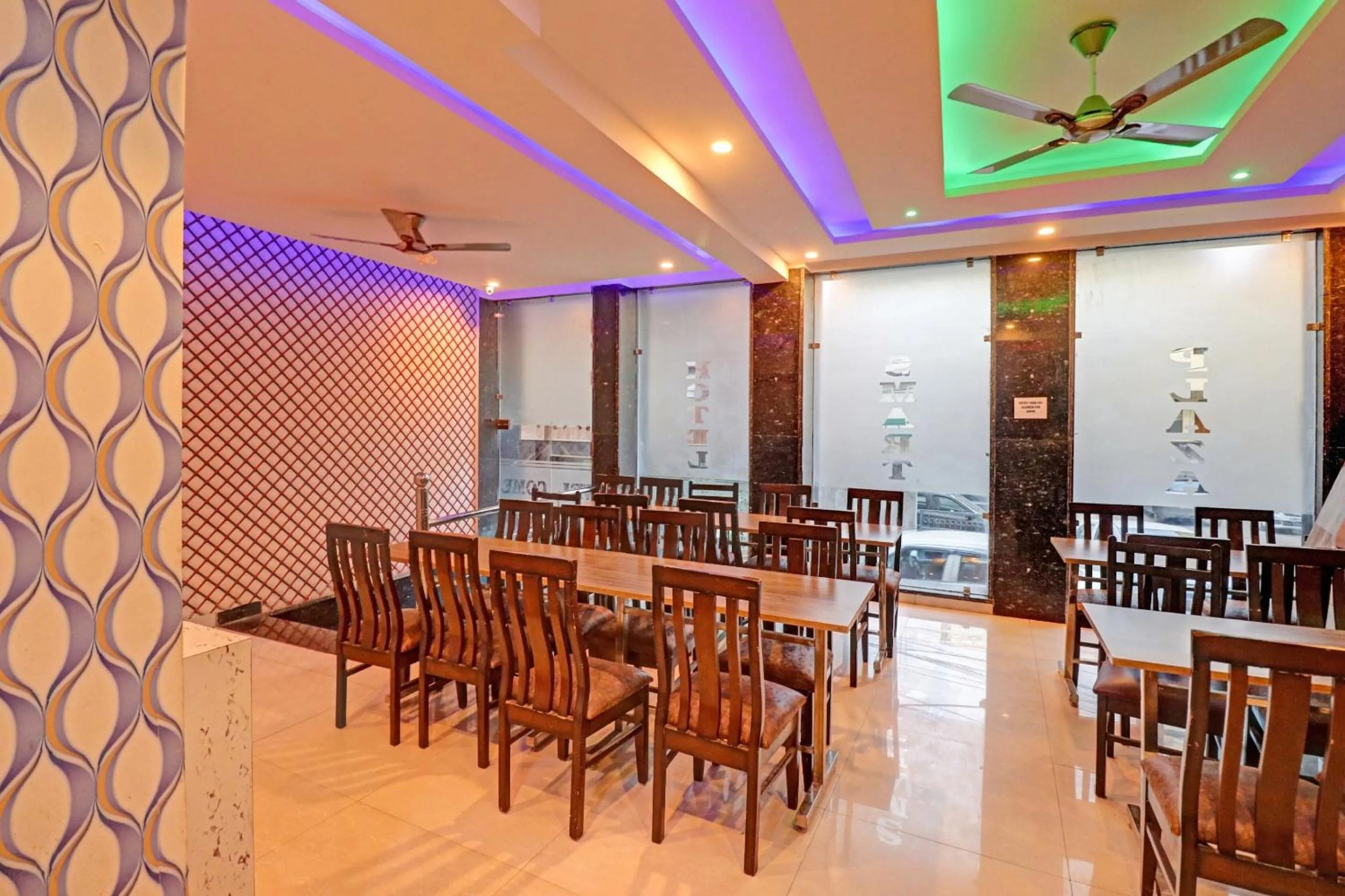 Restaurant/places to eat in OYO 84125 Hotel Tark Inn