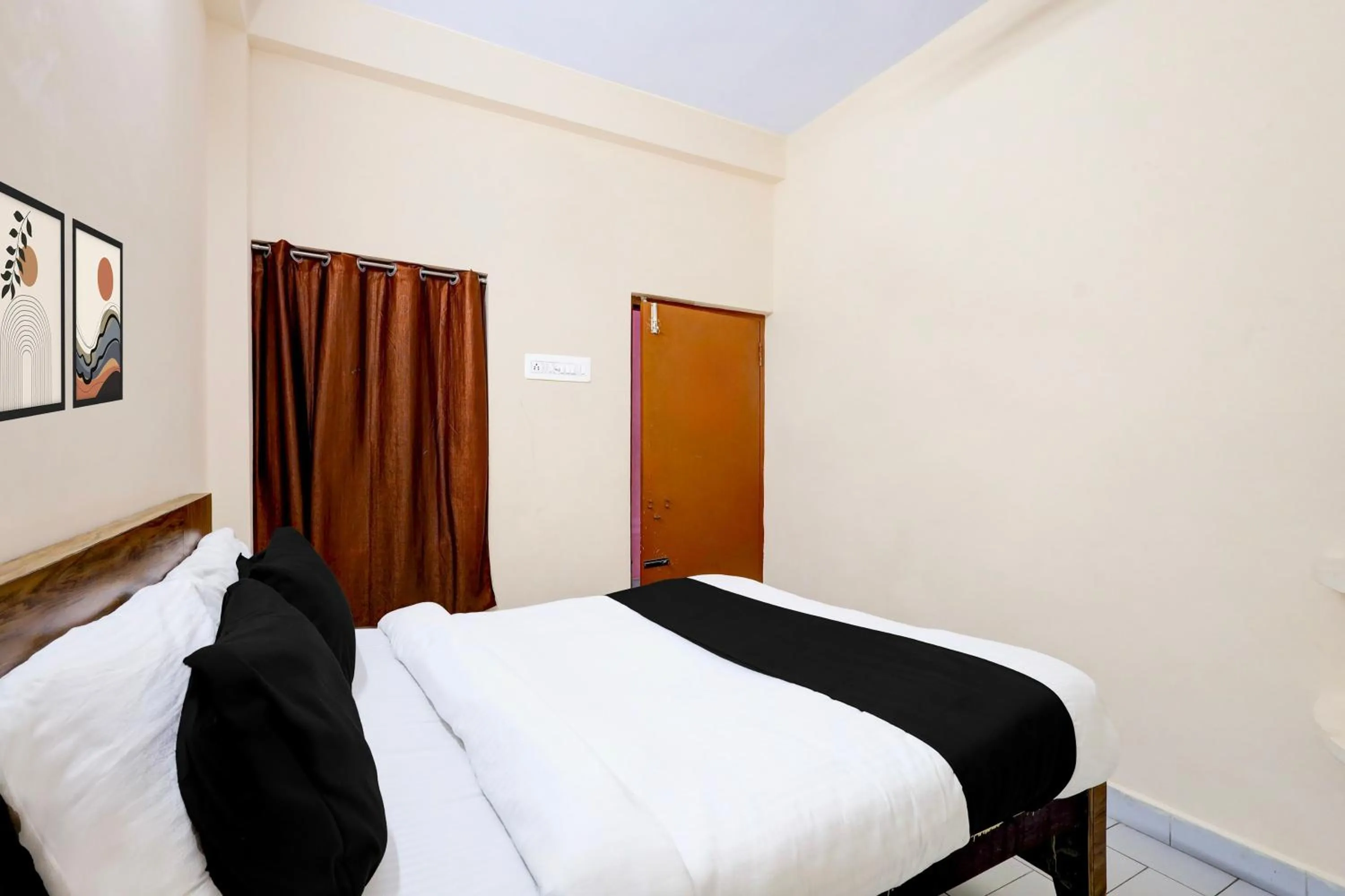 Bedroom, Bed in Hotel O Parthasarathyswamy Temple Formerly RKH Inn