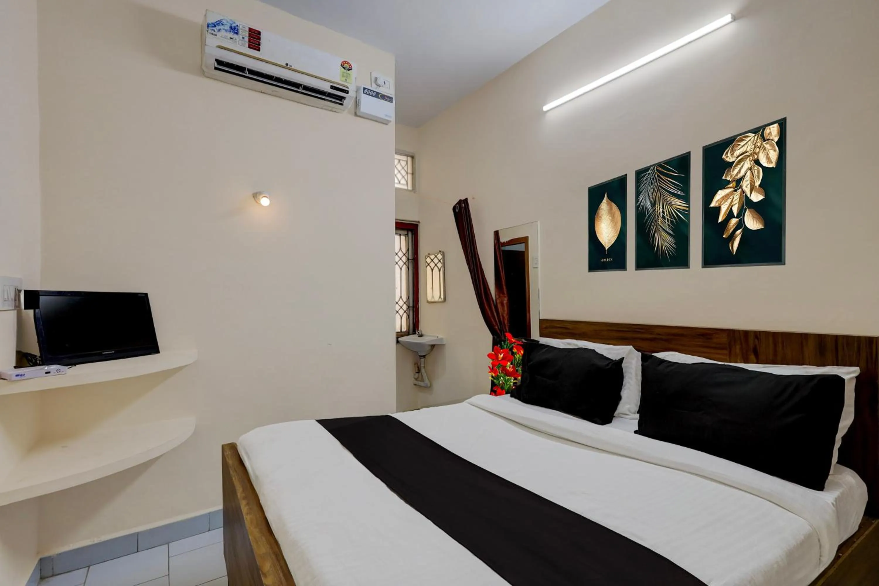 Bedroom, Bed in Hotel O Parthasarathyswamy Temple Formerly RKH Inn