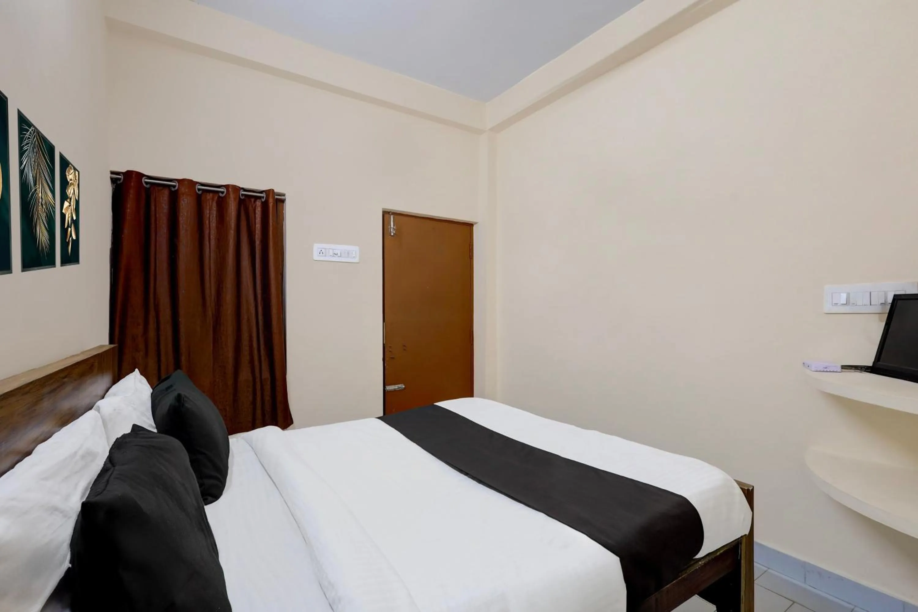 Bedroom, Bed in Hotel O Parthasarathyswamy Temple Formerly RKH Inn