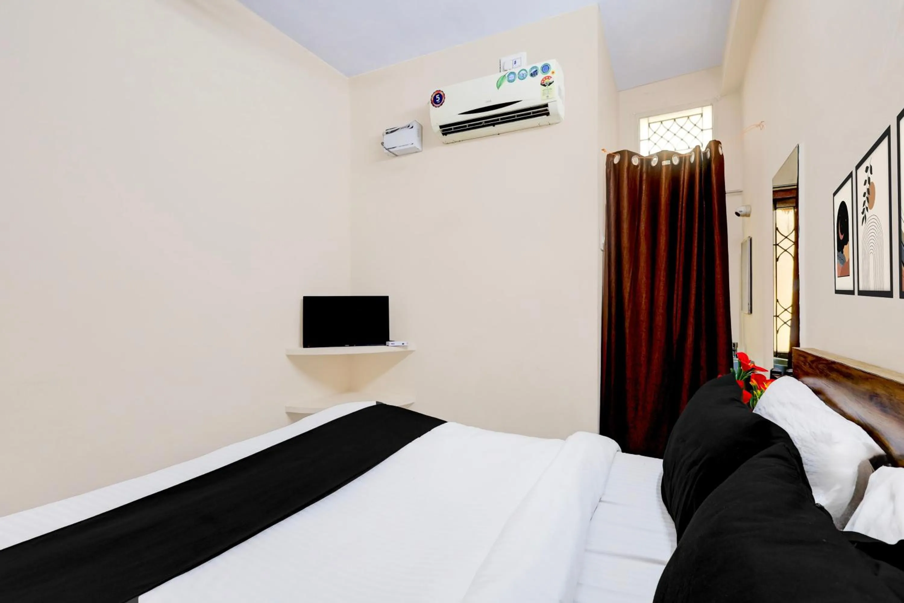 Bedroom, Bed in Hotel O Parthasarathyswamy Temple Formerly RKH Inn