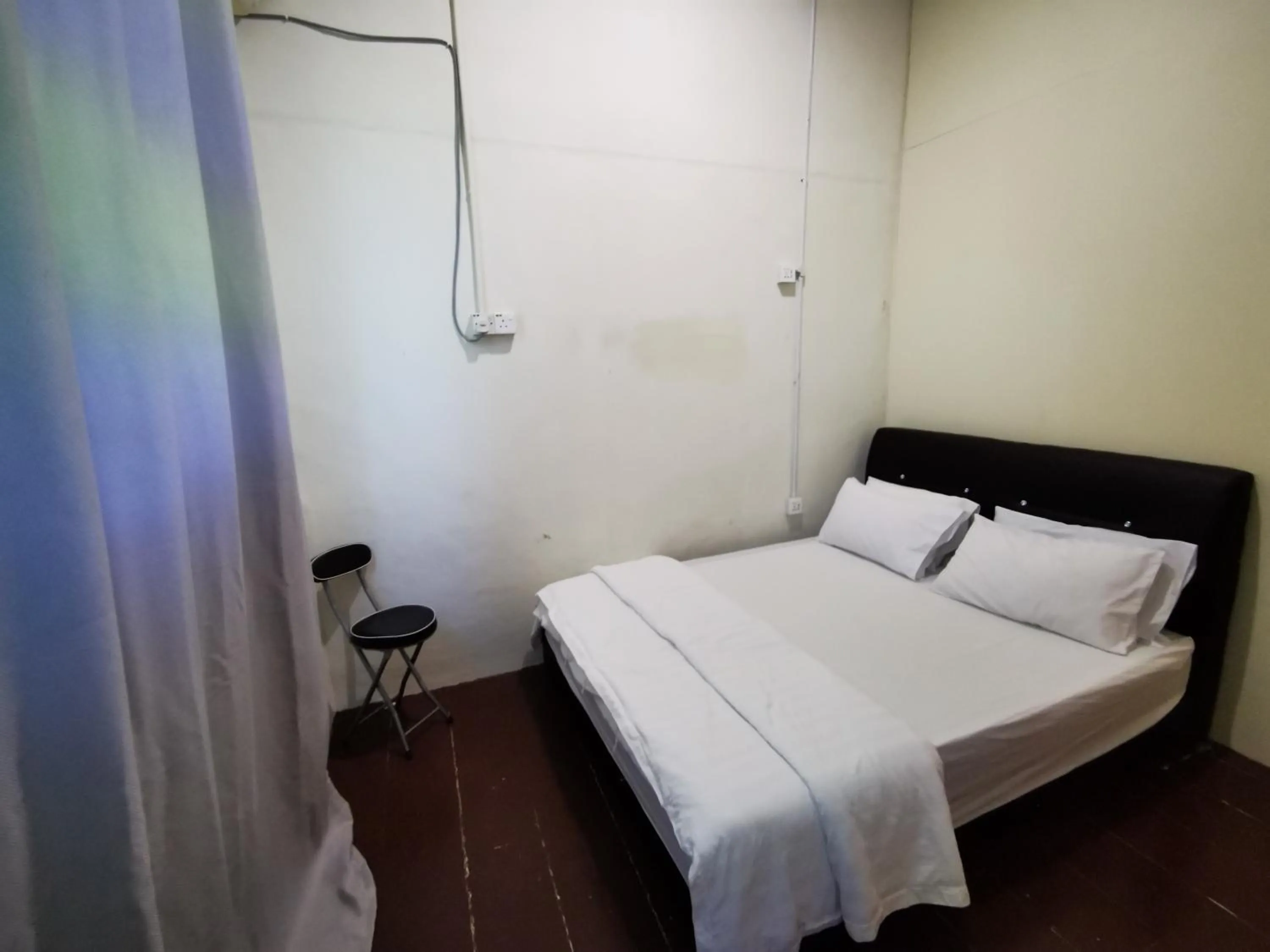 Photo of the whole room, Bed in Dou Houz Georgetown