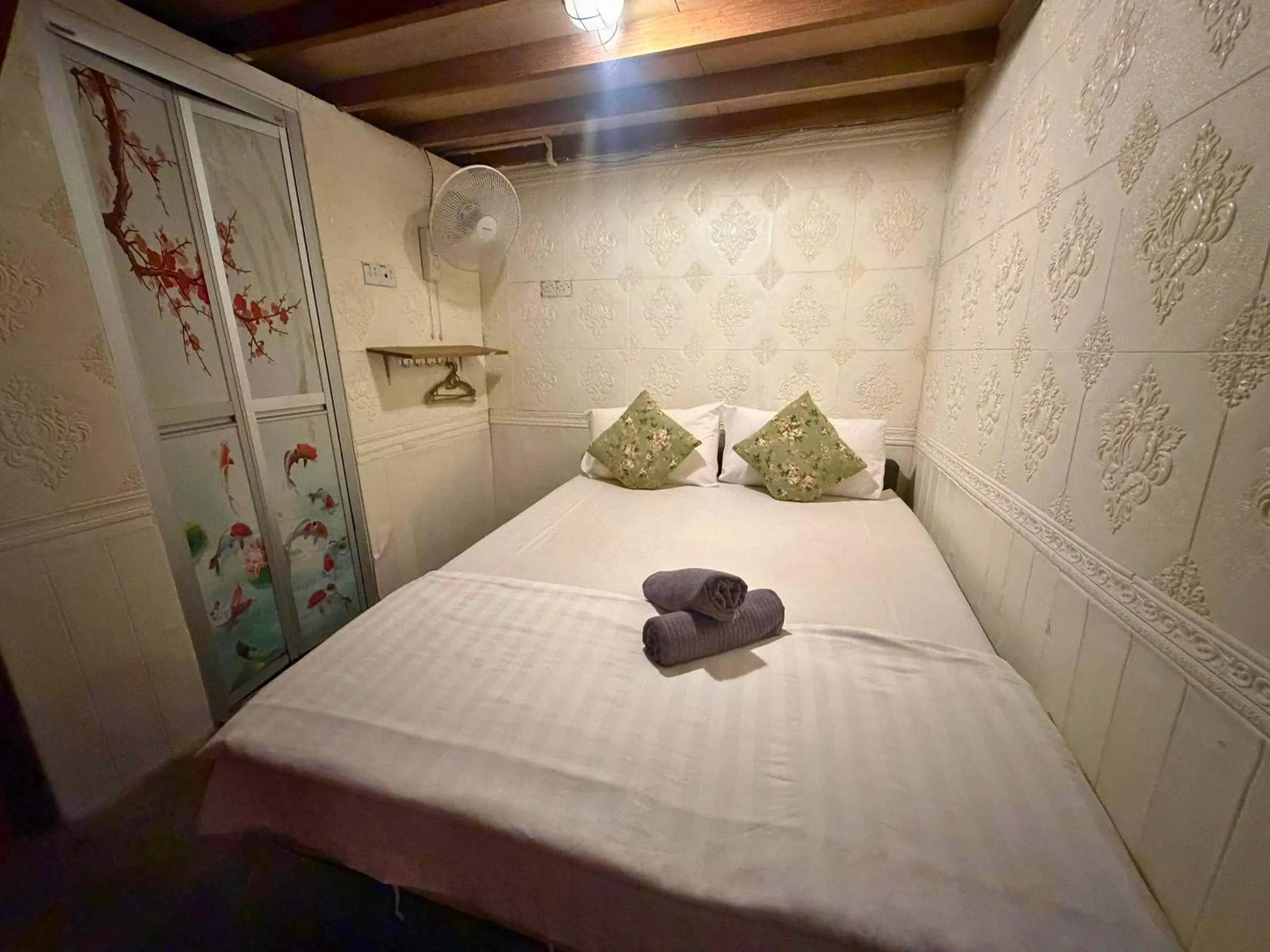 Bed in Dou Houz Georgetown