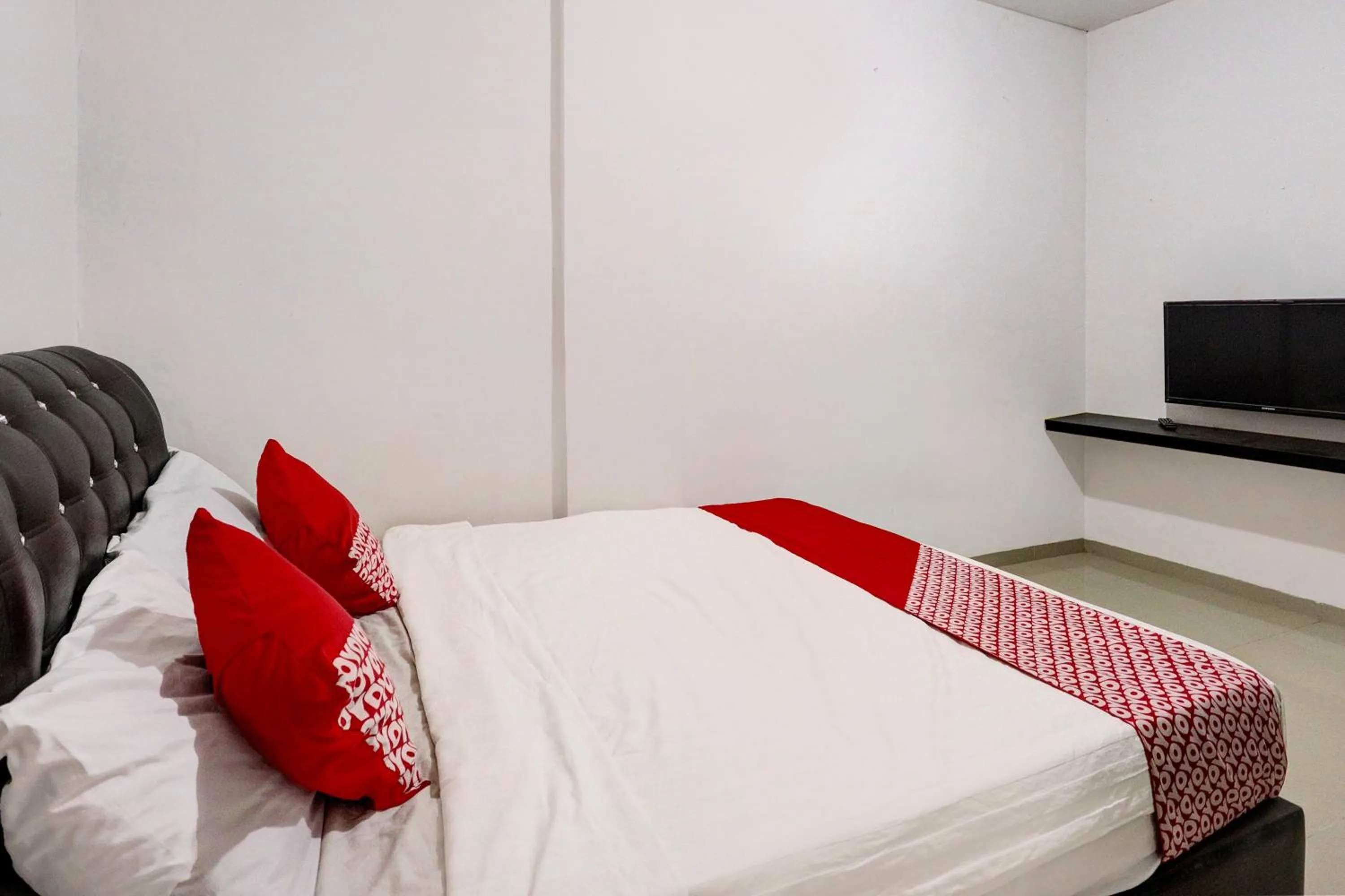 Bedroom, Bed in Hotel O Sir Homestay