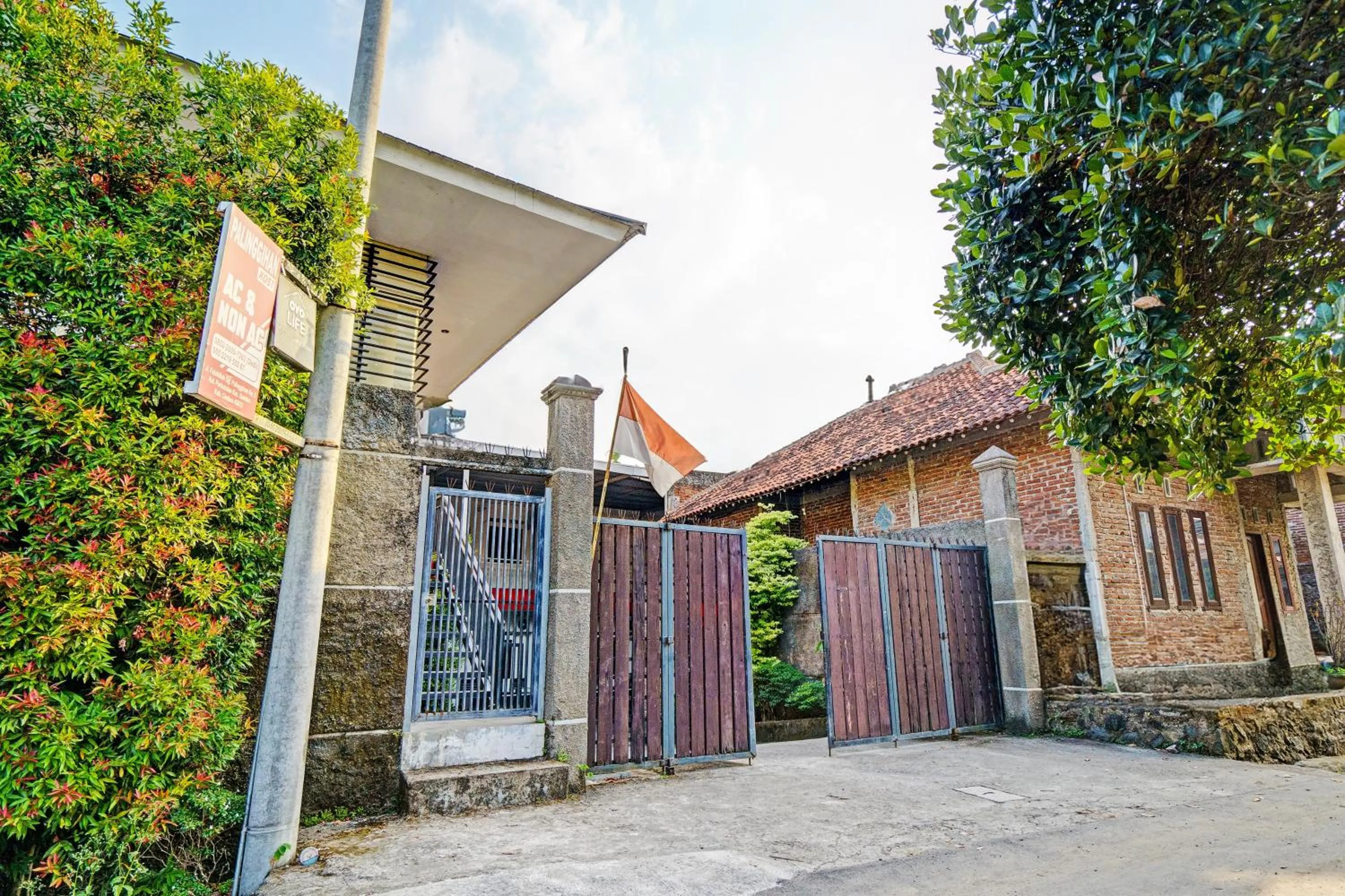 Facade/entrance in OYO LIFE 93634 Penginapan D'palinggihan Syariah