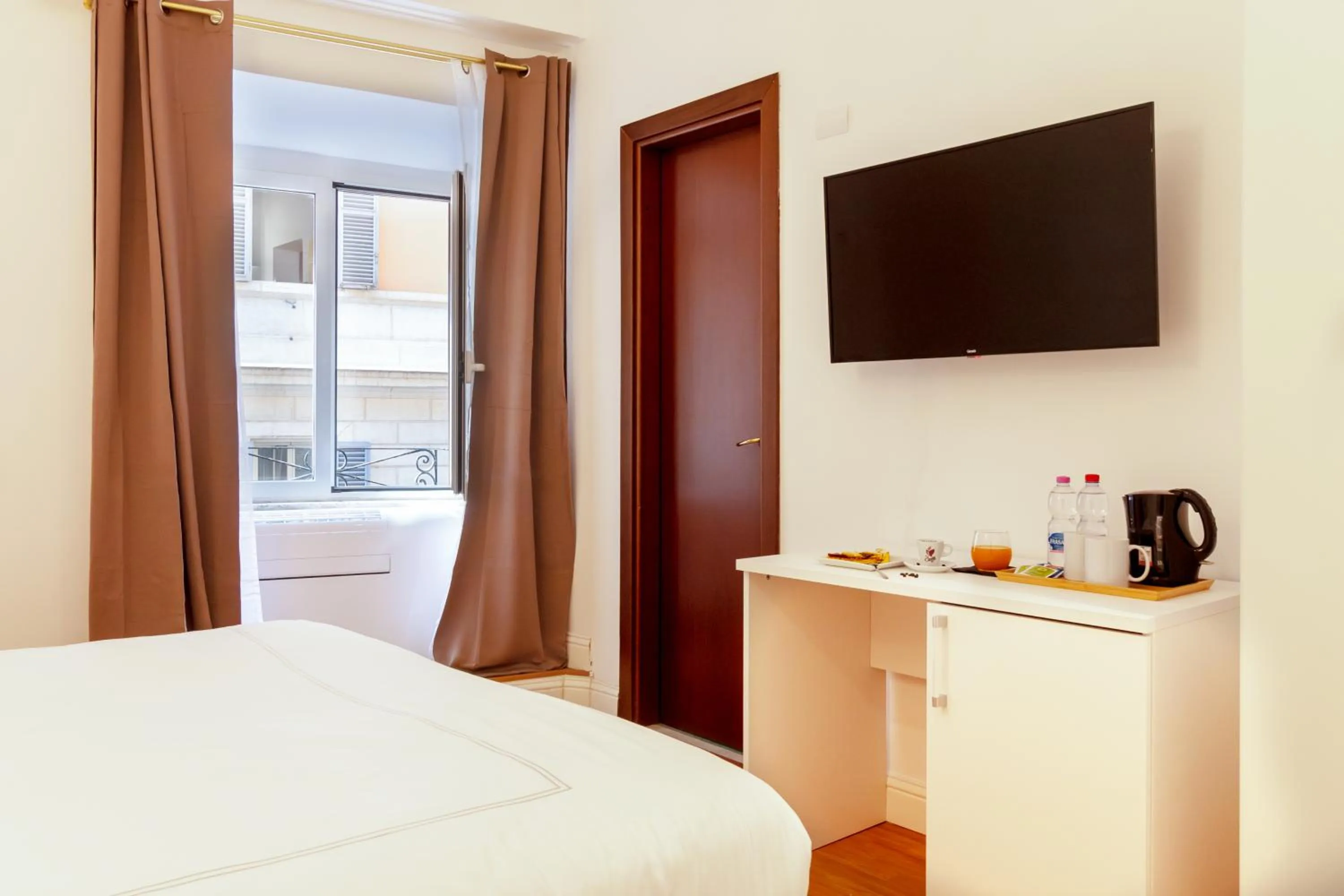 Bed in Hotel Domus Rome