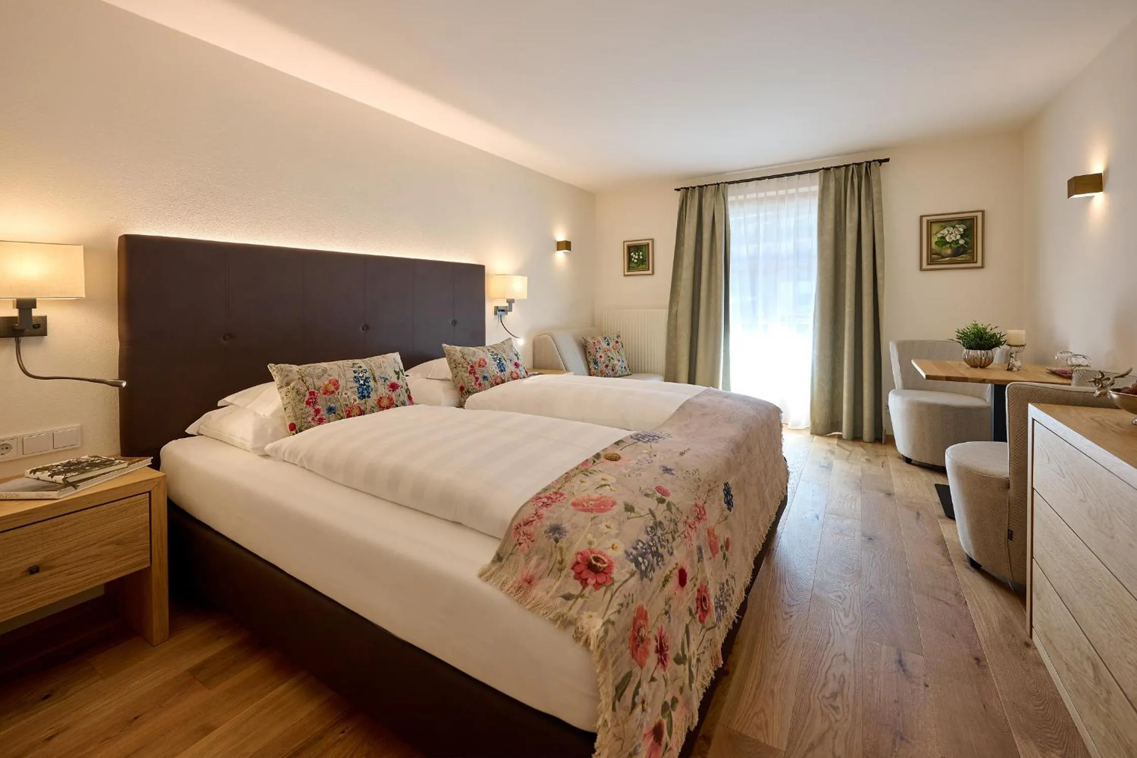 Photo of the whole room, Bed in Hotel Garni Schneider