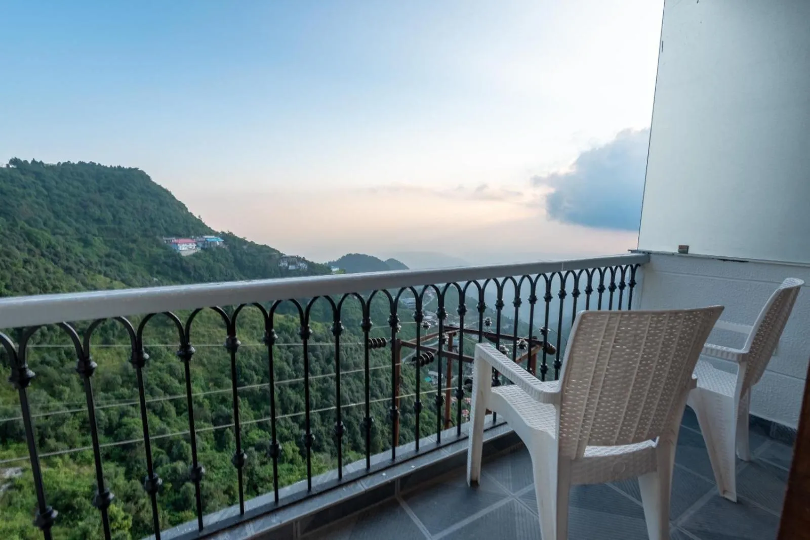 Shining hills by Lawrence Hotels