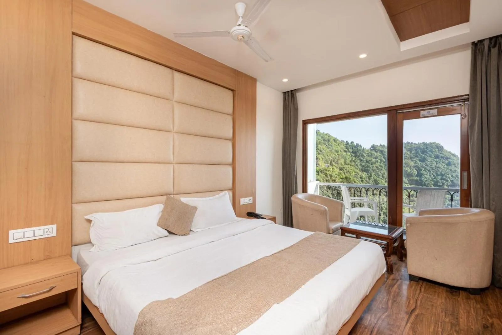Bed in Shining hills by Lawrence Hotels