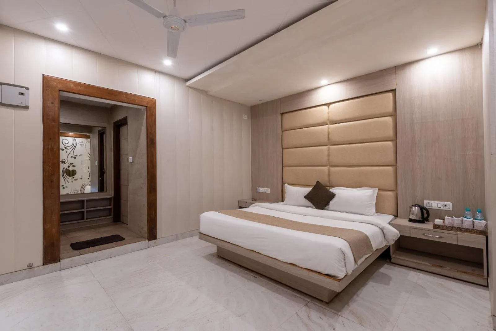 Bed in Shining hills by Lawrence Hotels