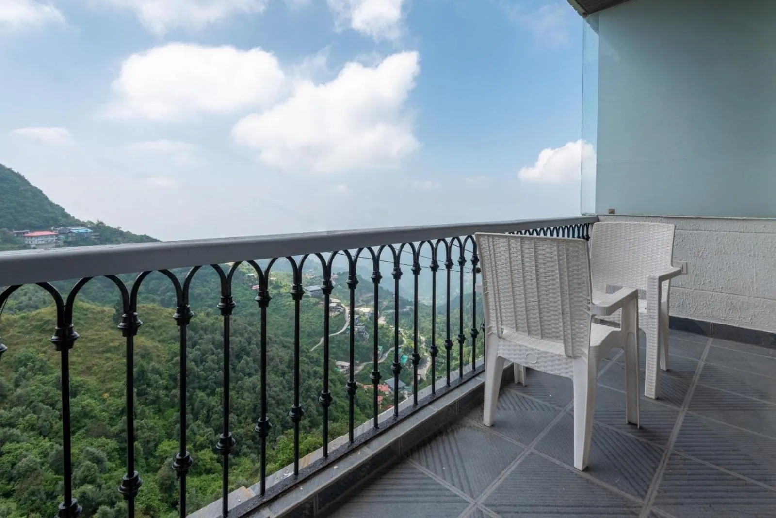 Shining hills by Lawrence Hotels