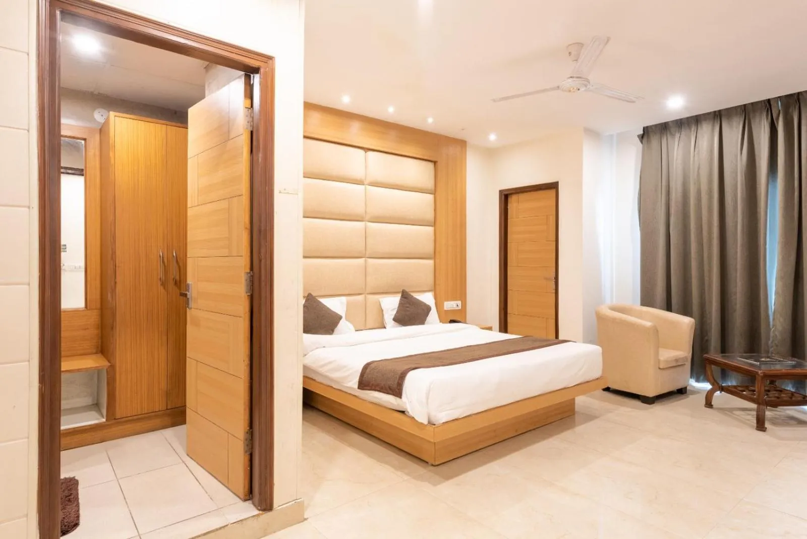 Bed in Shining hills by Lawrence Hotels