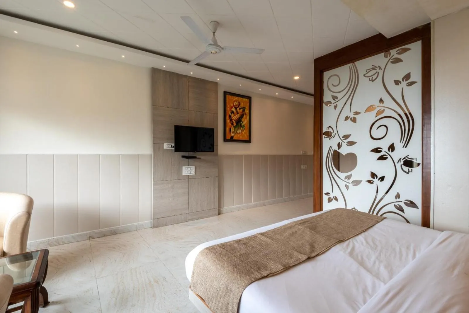 Bed in Shining hills by Lawrence Hotels