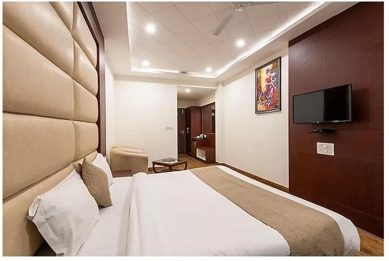 Bed in Shining hills by Lawrence Hotels