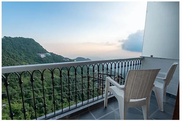 Shining hills by Lawrence Hotels