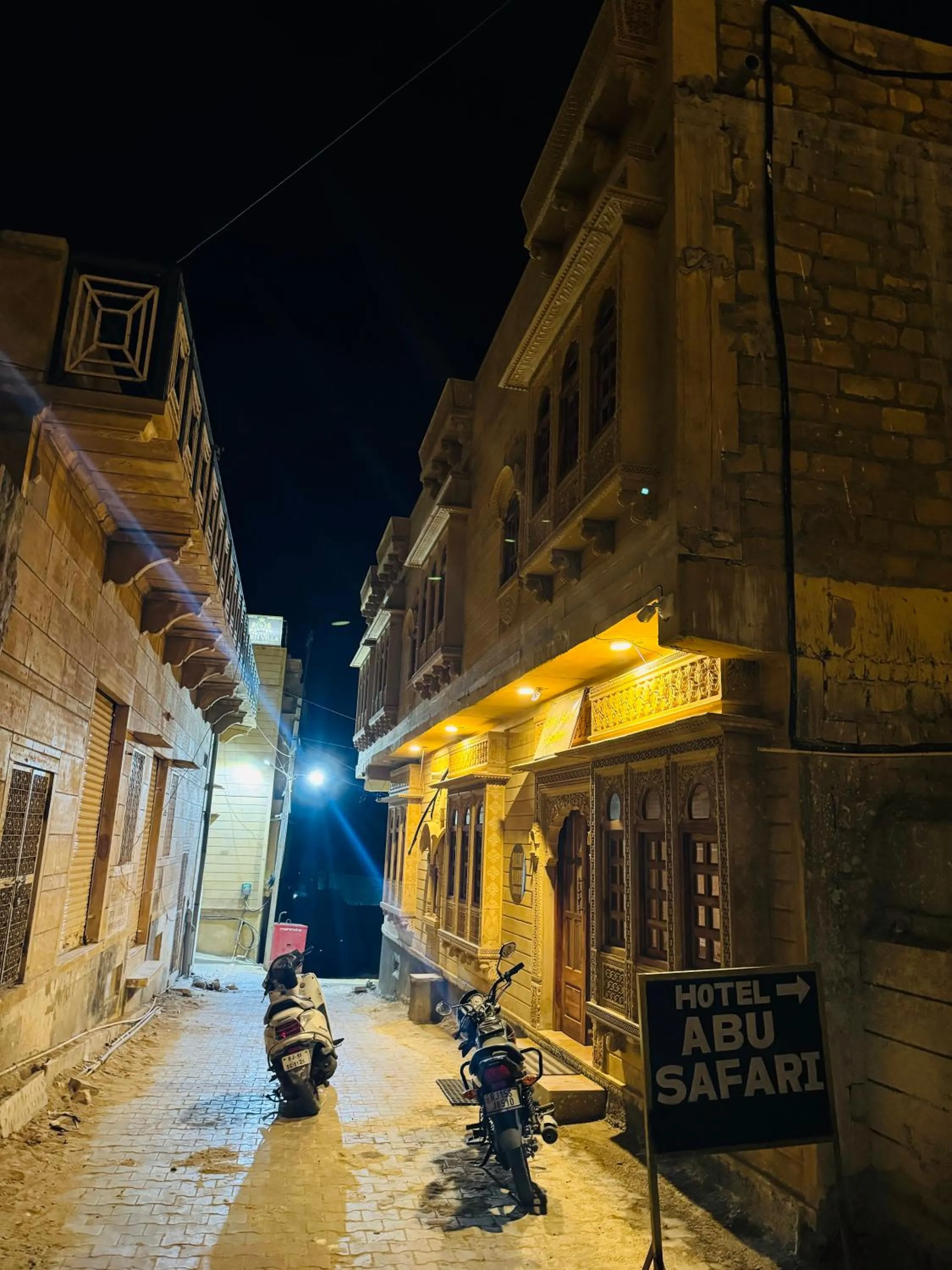 Bunk Bed in Mixed Dormitory Room in Abu Safari