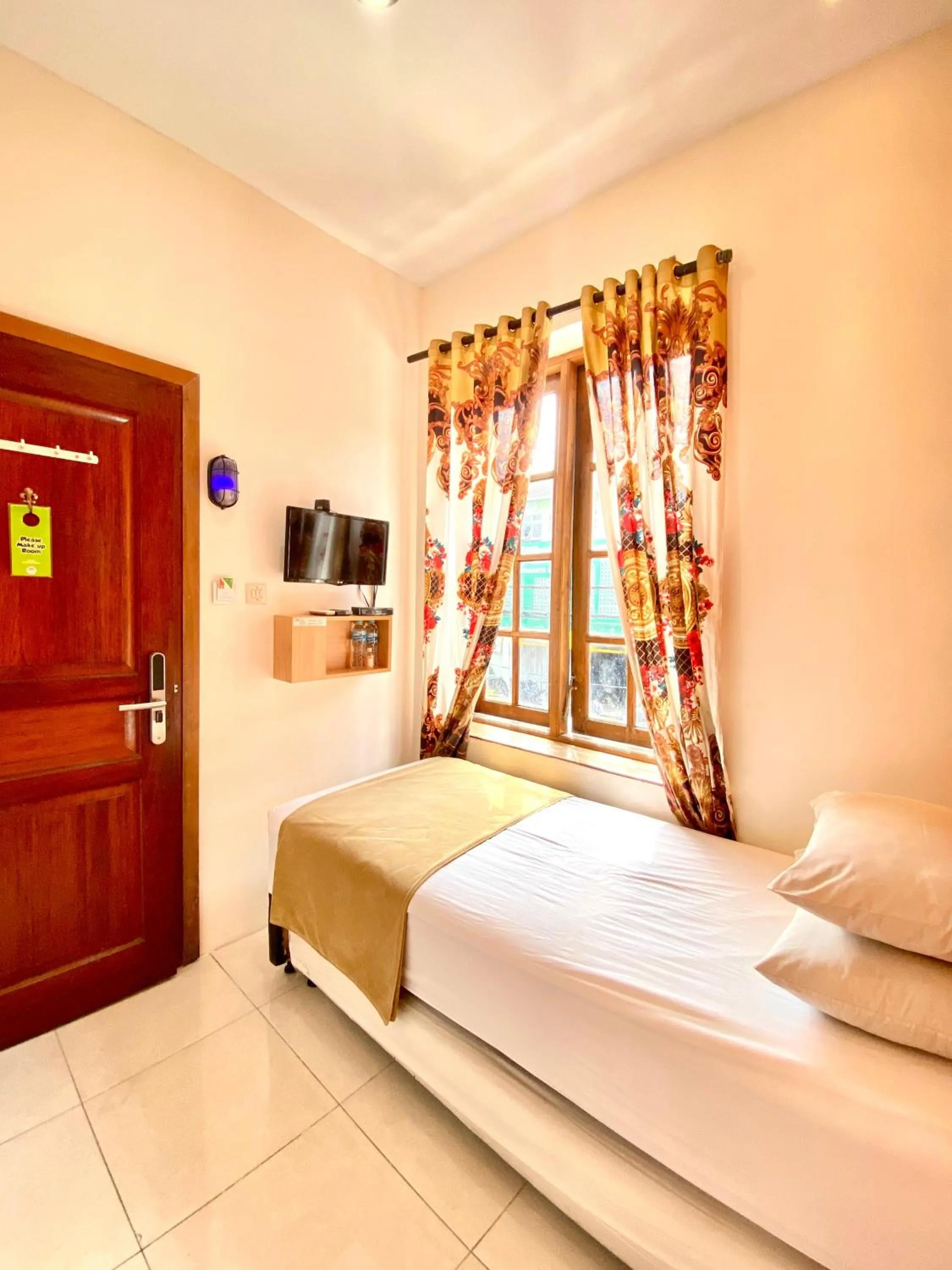 Bedroom, Bed in Cabin Hotel Bhayangkara