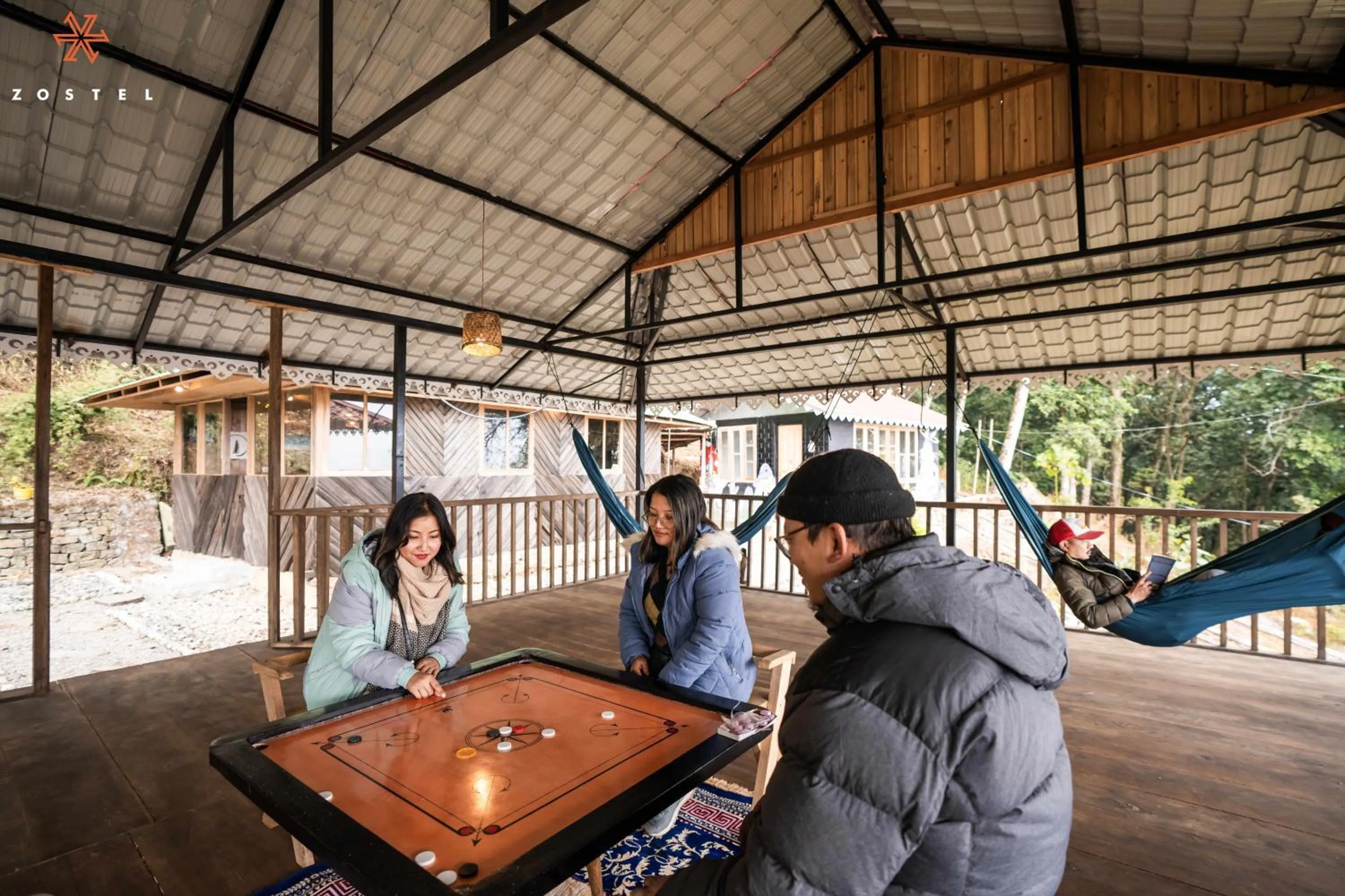 Communal lounge/ TV room in Zostel Rinchenpong (Pelling)