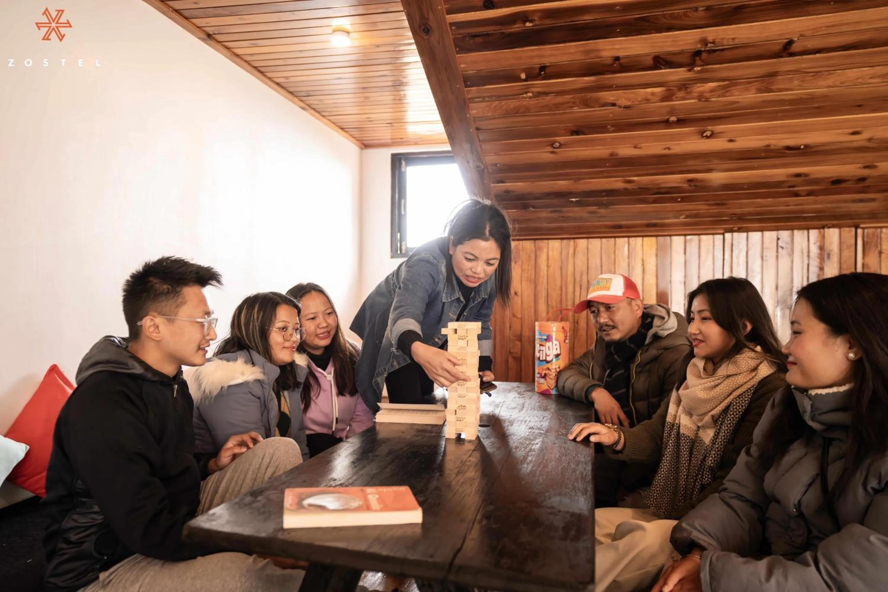 Communal lounge/ TV room in Zostel Rinchenpong (Pelling)