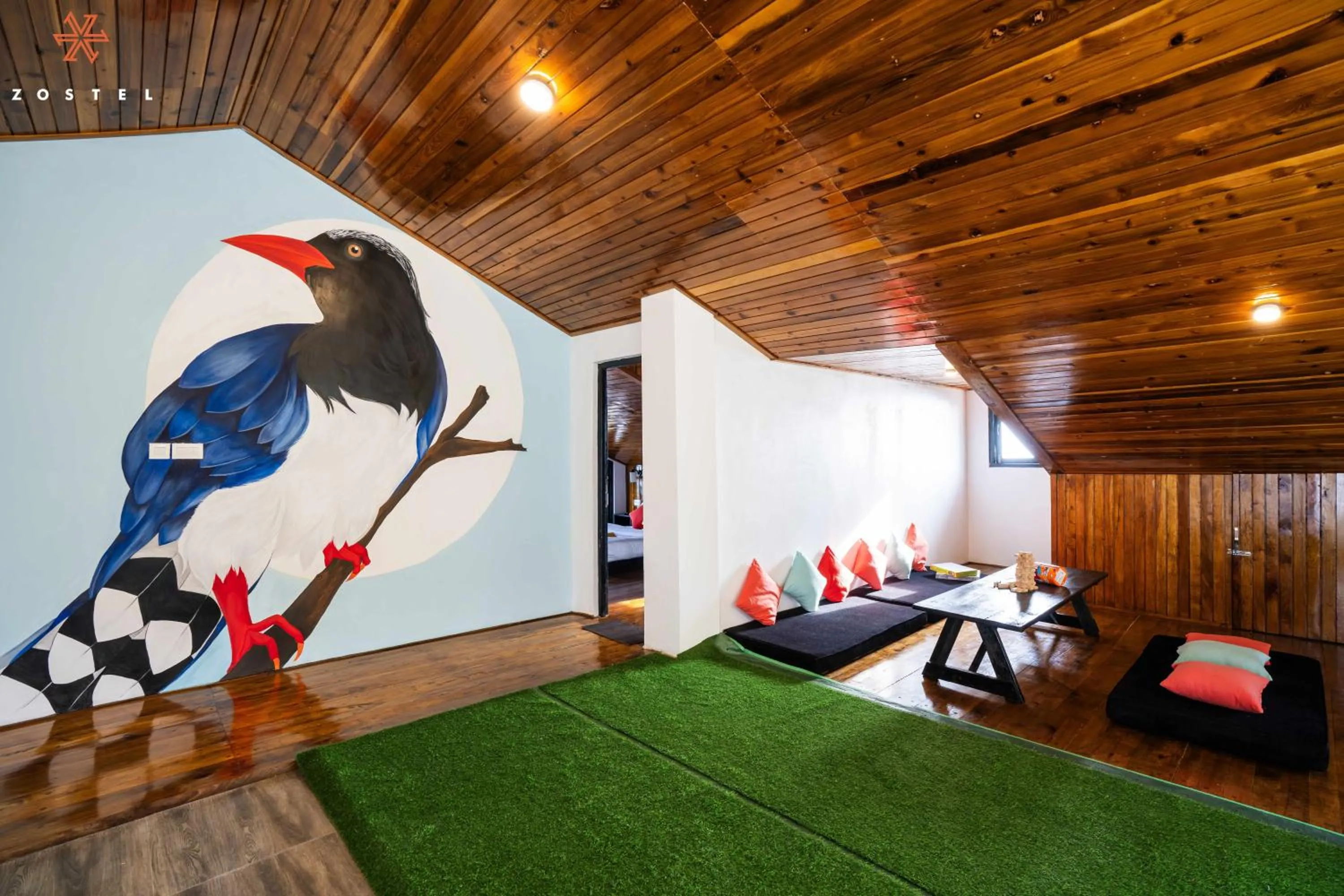 Communal lounge/ TV room in Zostel Rinchenpong (Pelling)