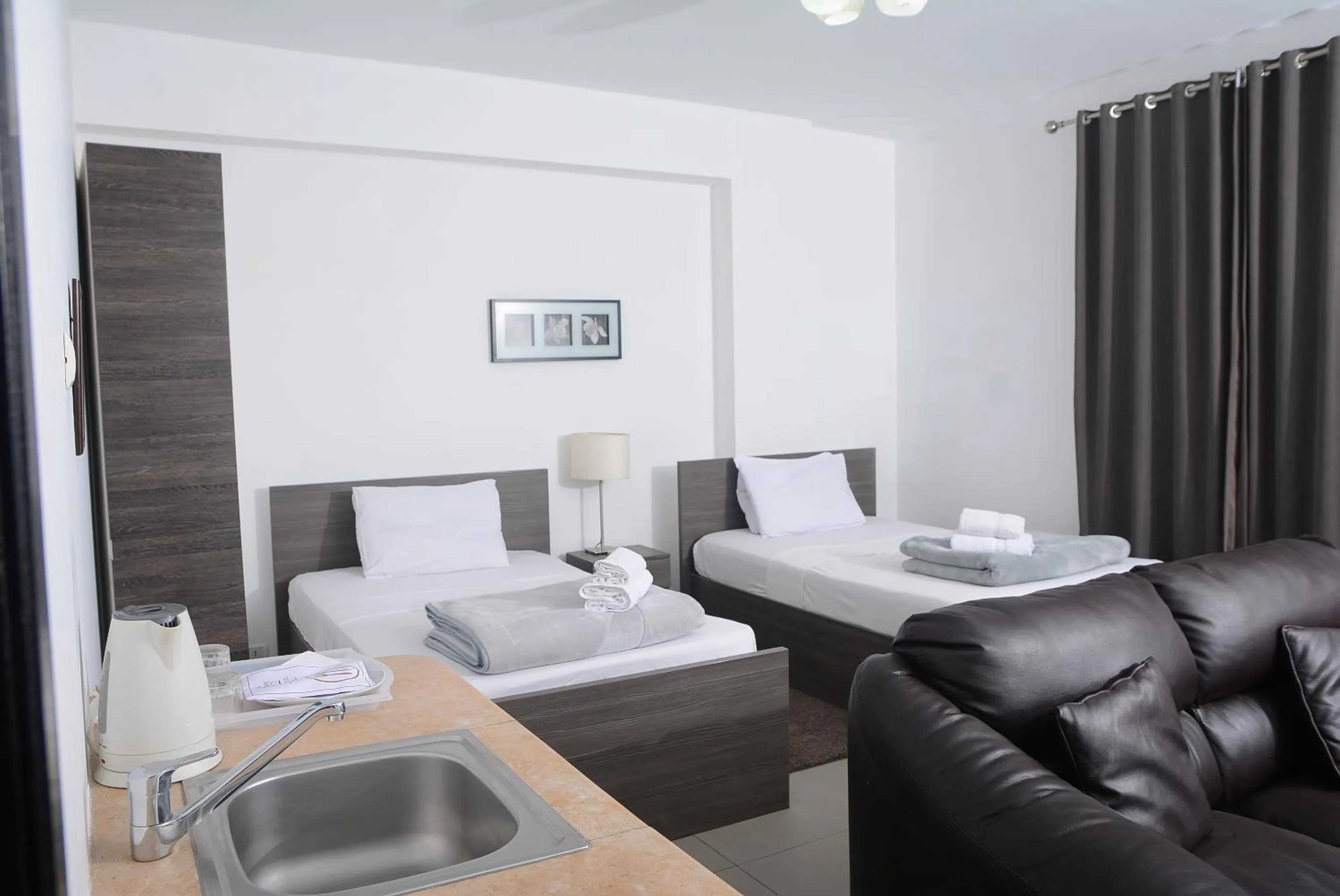 Photo of the whole room, Bed in Sakan 275