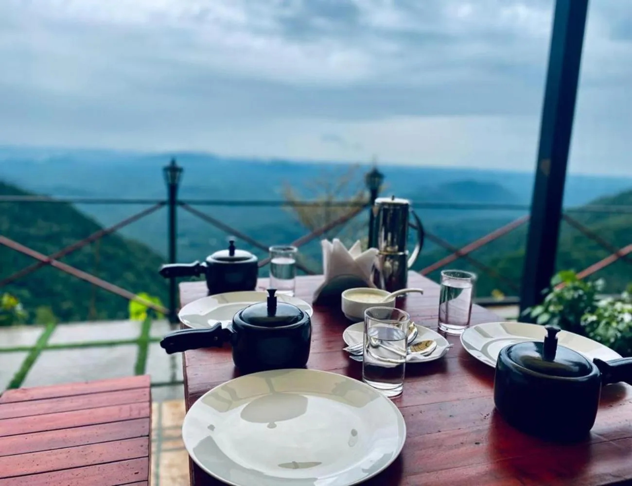 Restaurant/places to eat in Vayalada View Point Resort