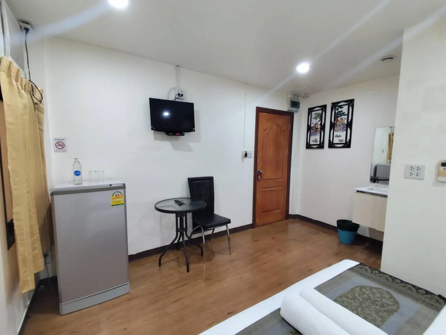 Communal lounge/ TV room in Longzhu Guesthouse