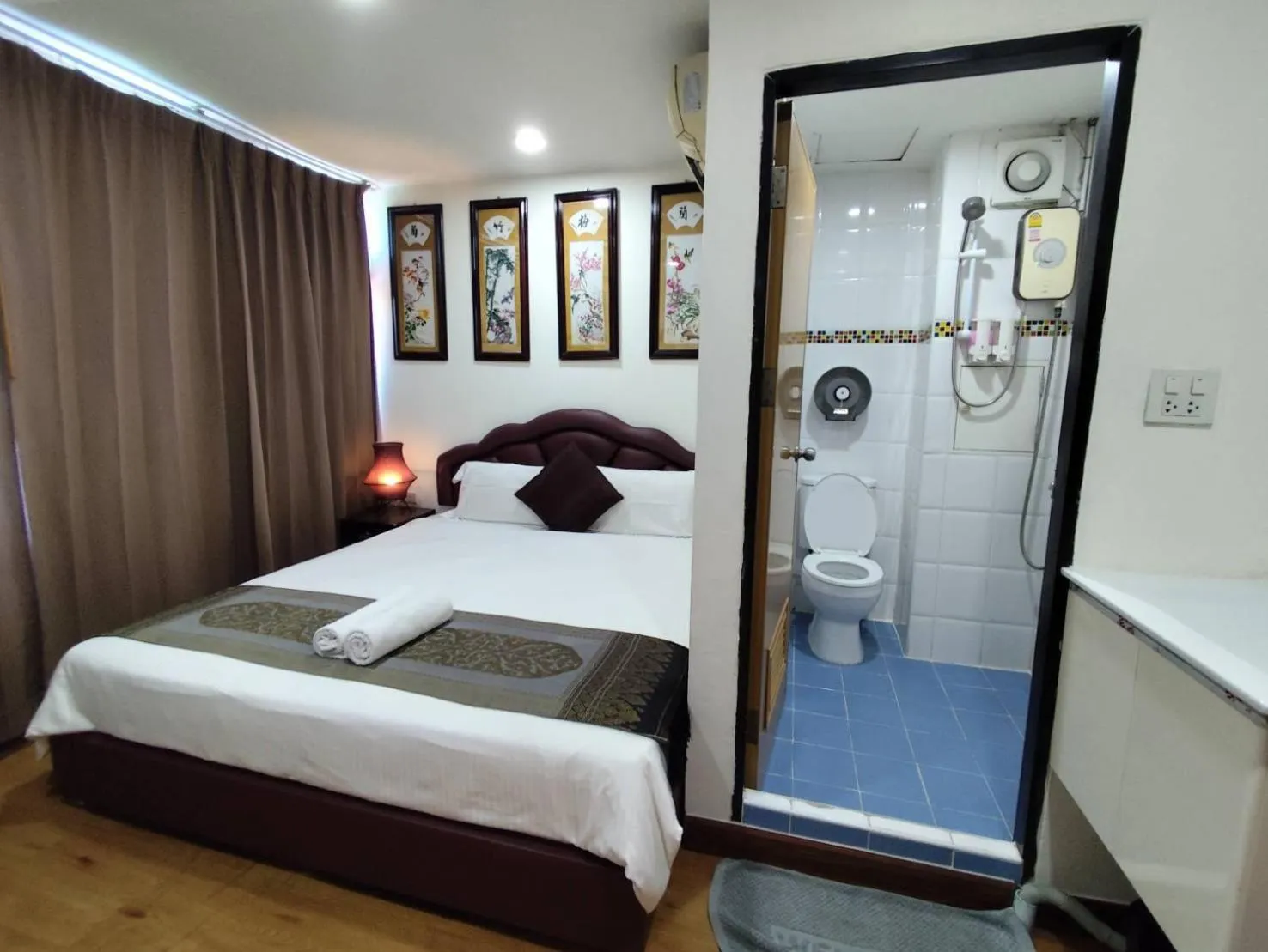 Shower, Bed in Longzhu Guesthouse