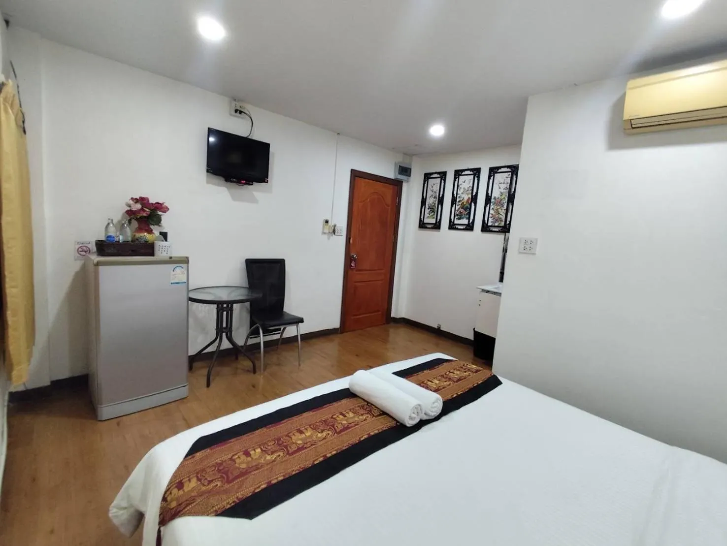 Communal lounge/ TV room, Bed in Longzhu Guesthouse