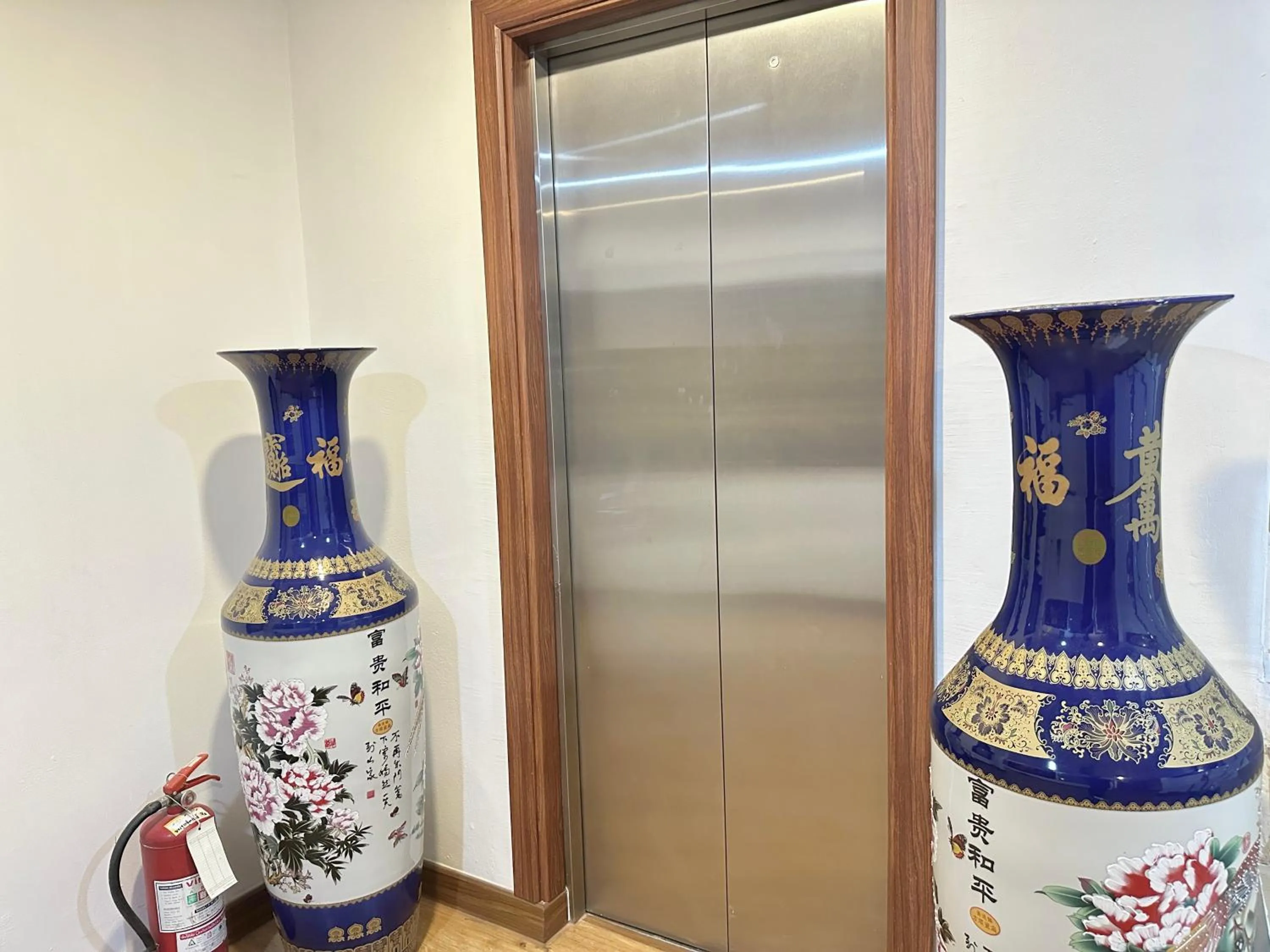 elevator in Longzhu Guesthouse