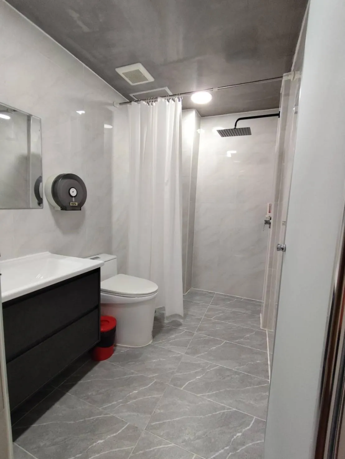 Shower in Longzhu Guesthouse