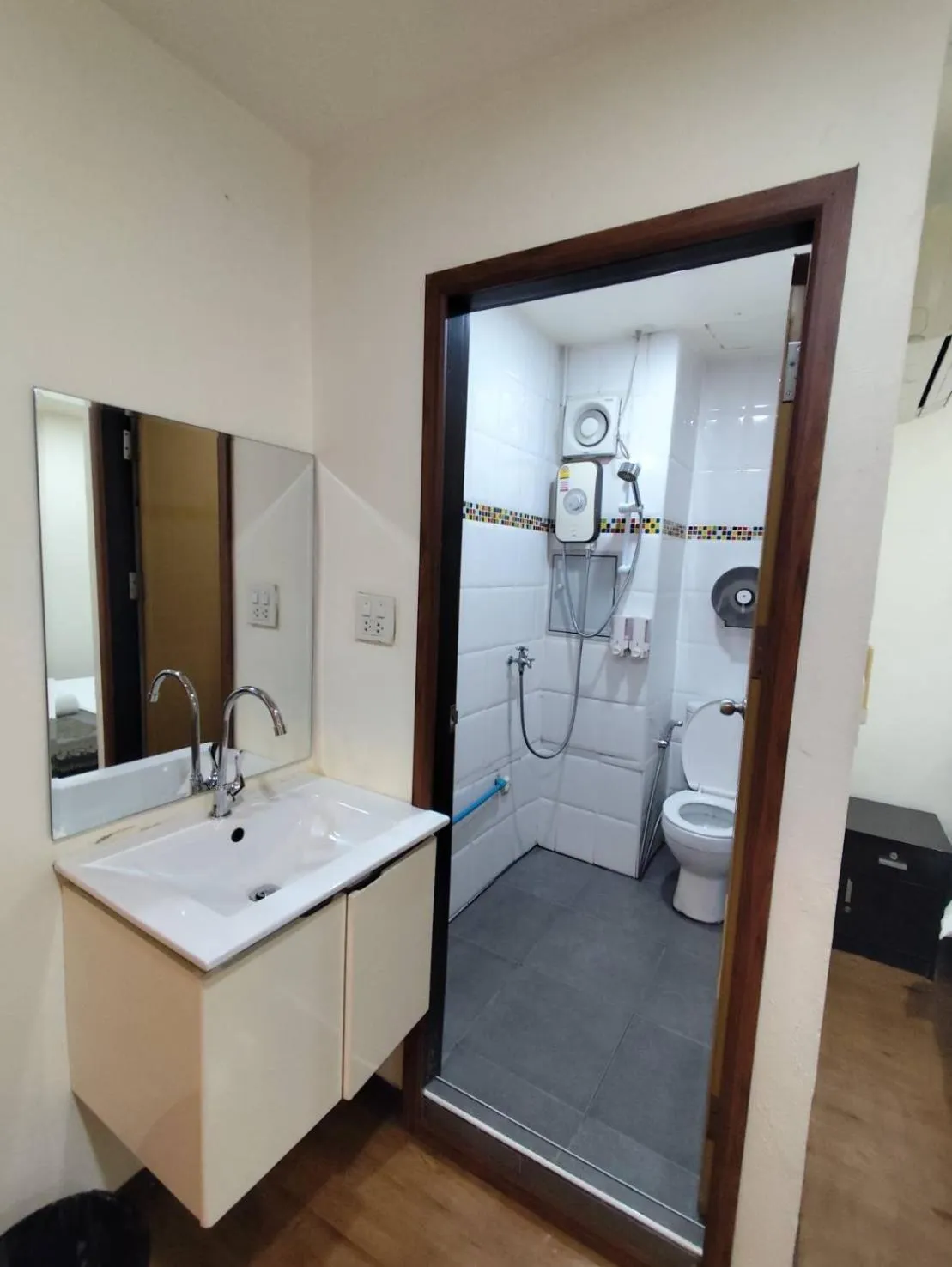 Shower in Longzhu Guesthouse